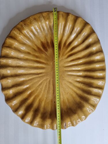 Grand plat en terre cuite emaillée, ocre, 47 cm