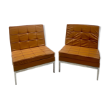 Paire de chauffeuses en cuir camel par Florence Knoll