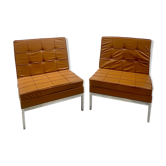 Paire de chauffeuses en cuir camel par Florence Knoll