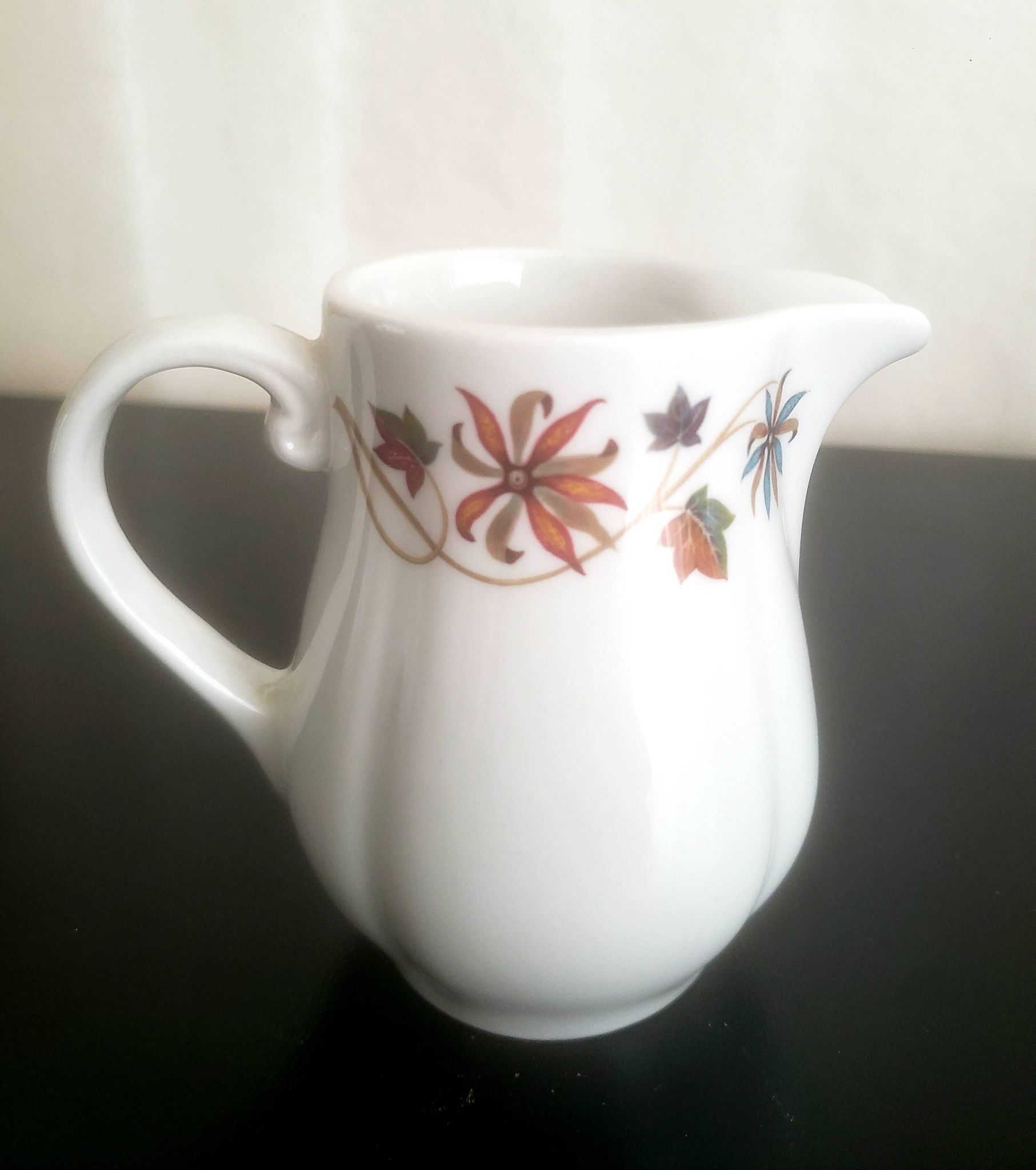 Pot à lait avec soucoupe