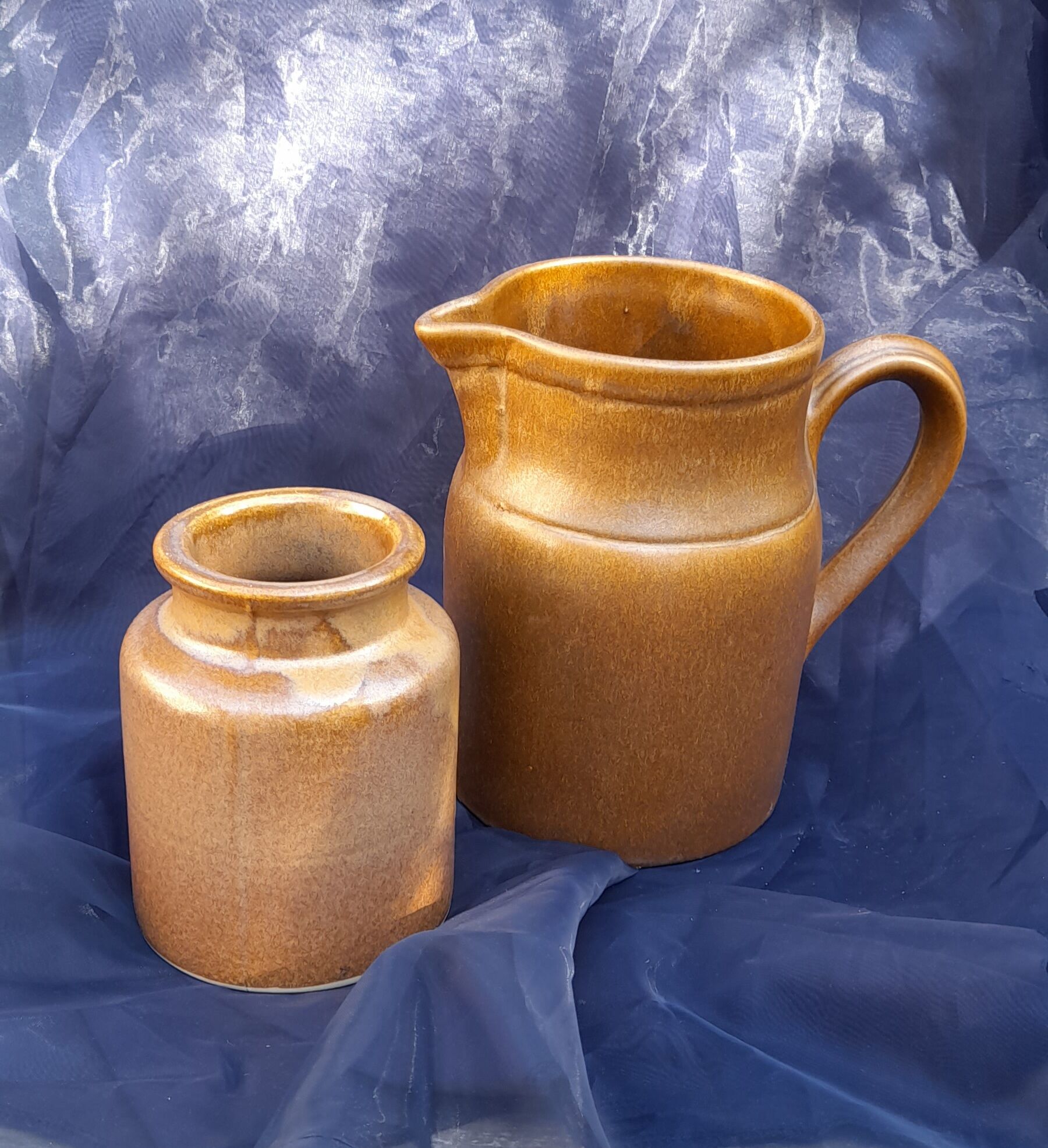 Duo de pots pichets en grès marron irisés, estampillé Digoin