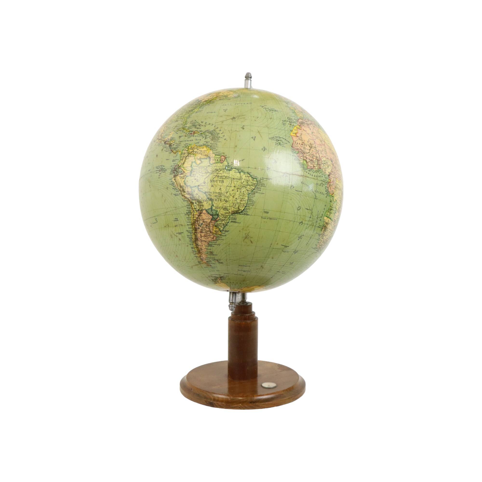 Globe terrestre vintage avec boussole sur socle en chêne, datant des années 1940.