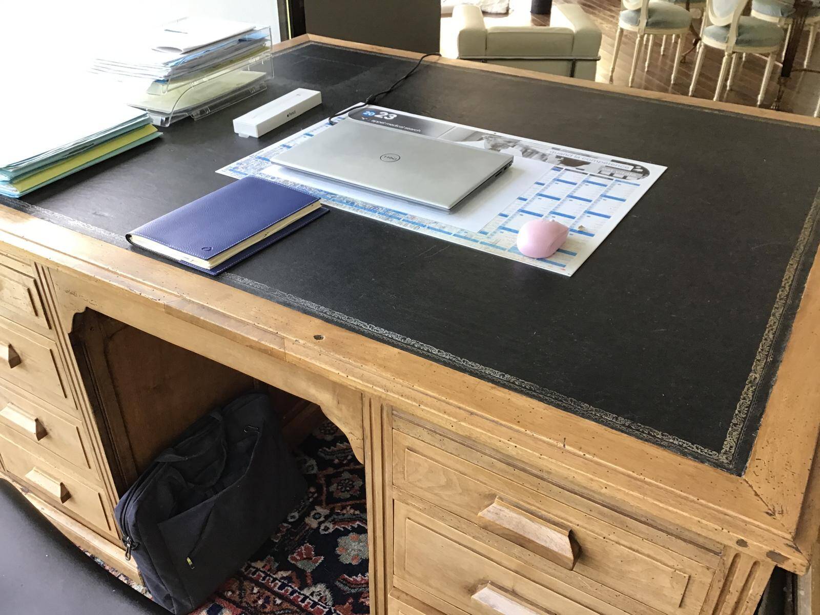 Large desk with a double finish on the banks of the Seine 20 years ago.