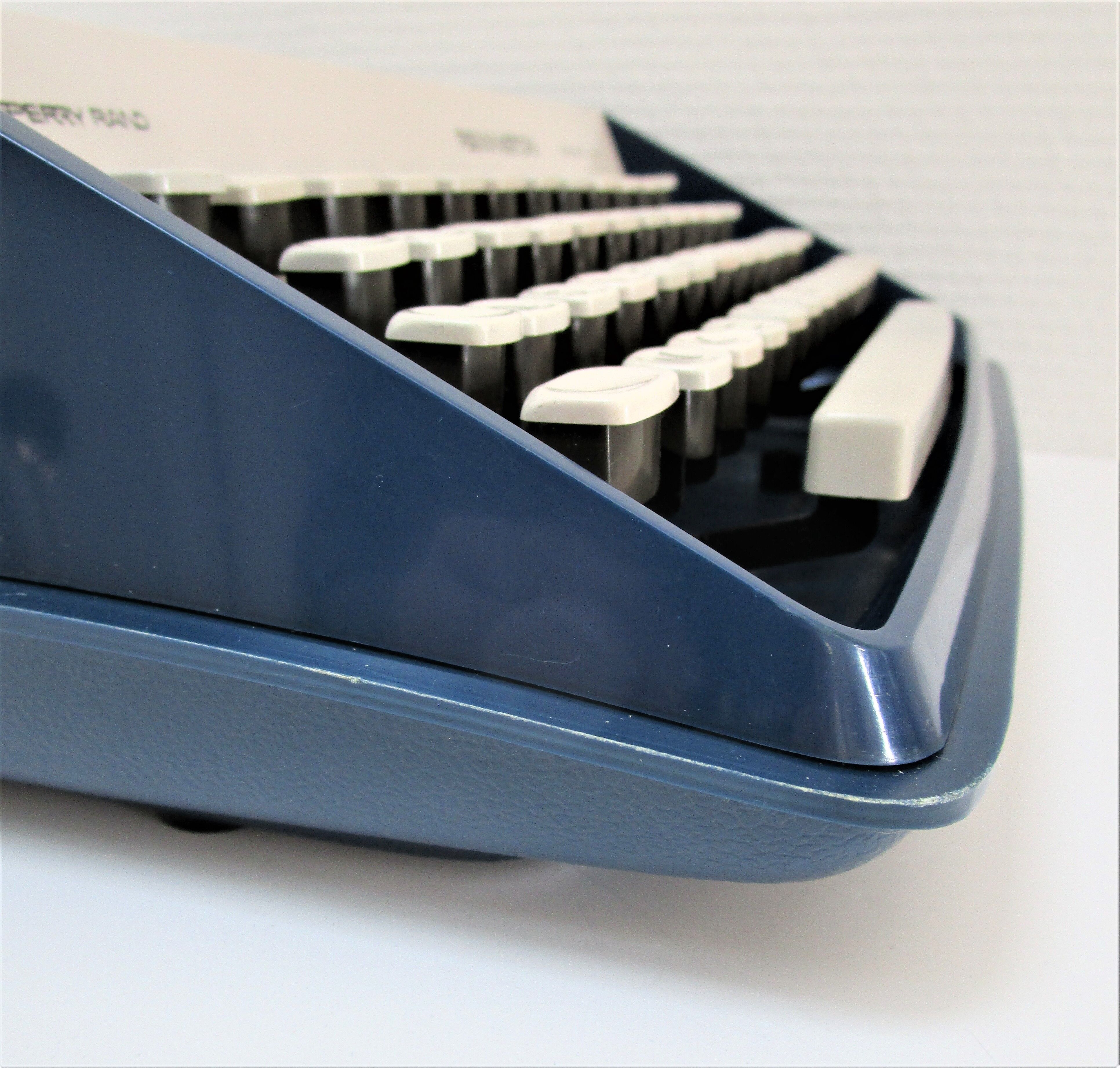 typewriter Remington Sperry rand Envoy III blue and white 70s