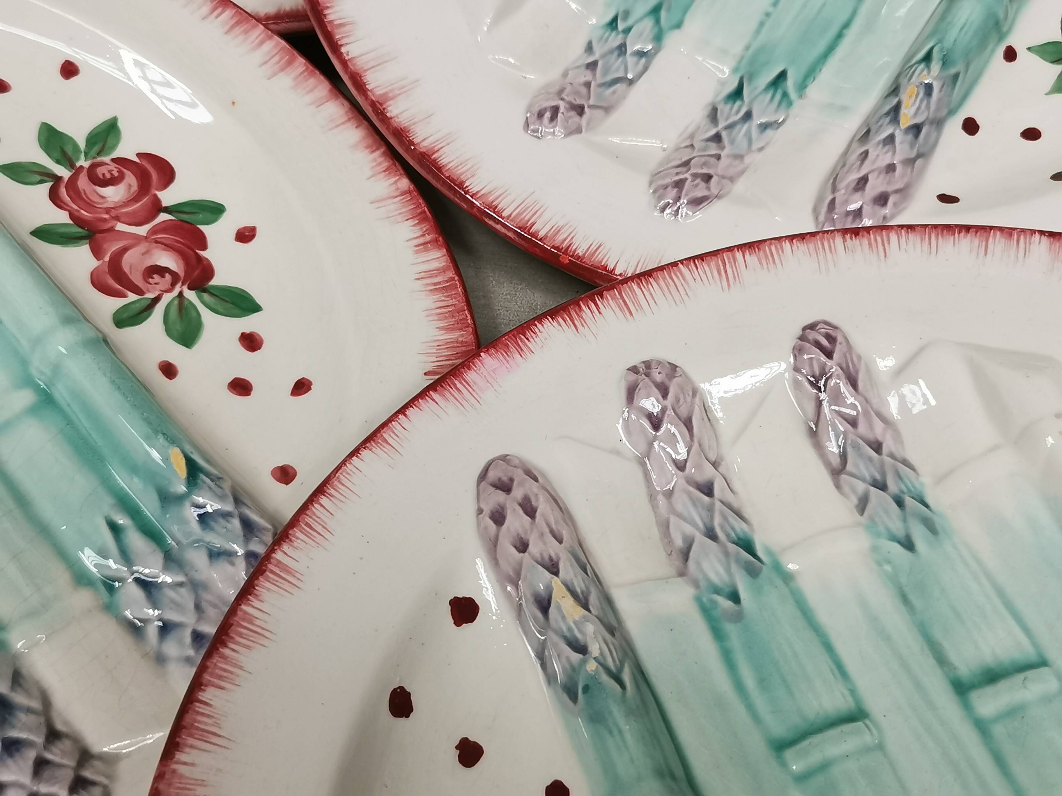 Plat et assiettes barbotine , service à asperges en faience de longchamp