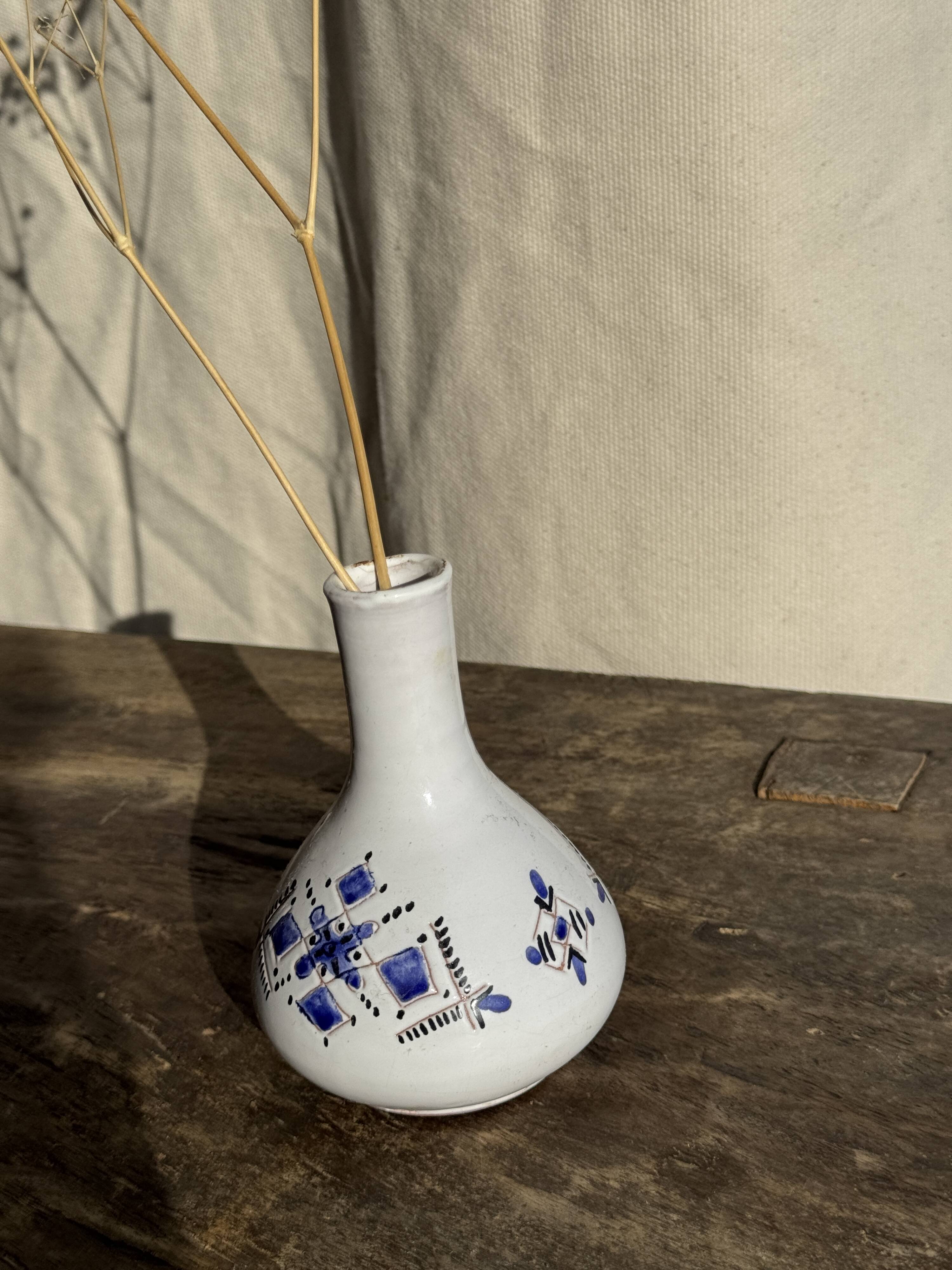Small vintage white soliflore vase with blue geometric patterns H12