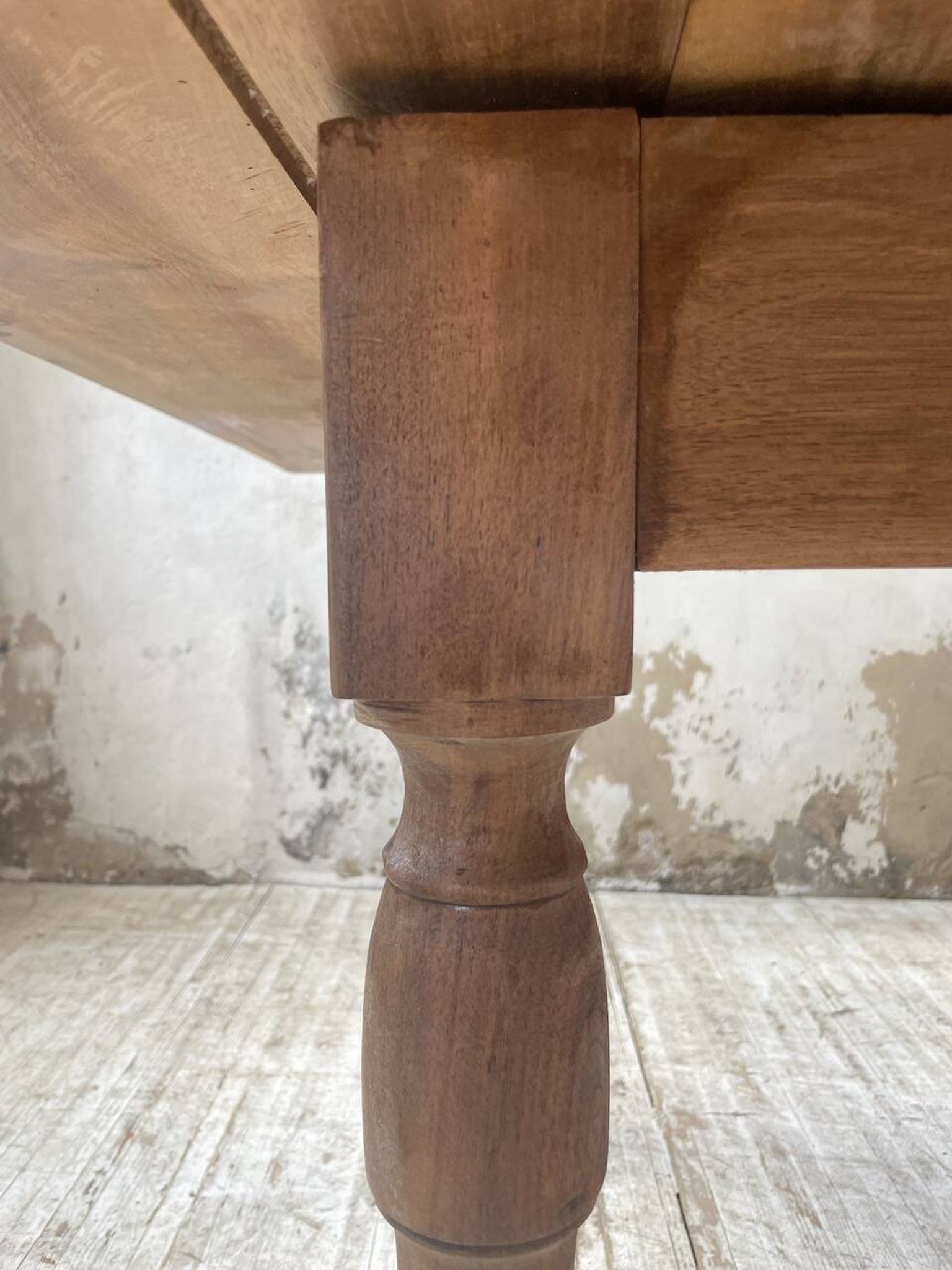 Table de ferme noyer plateau pivotable à allonges