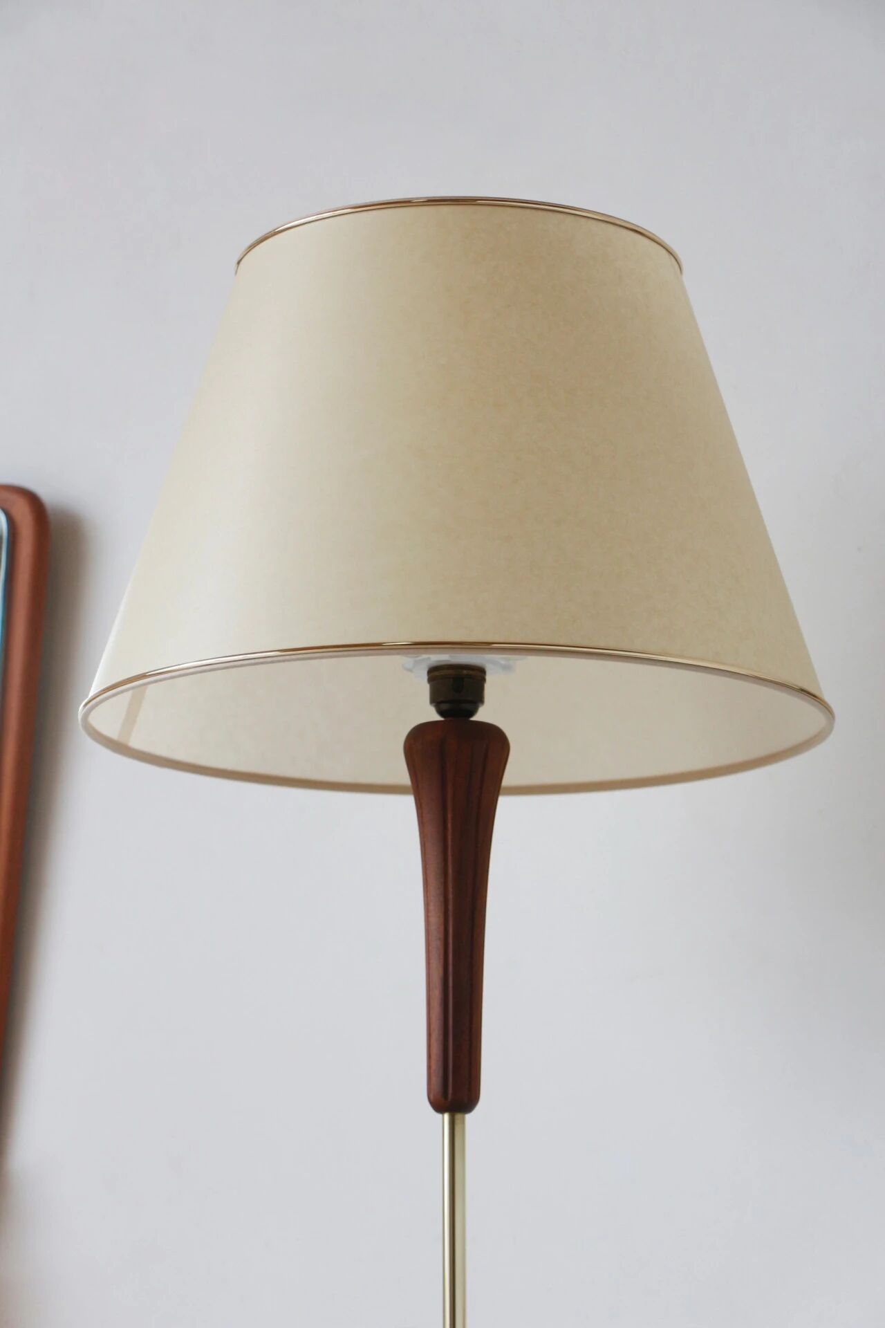 Lampadaire années 60 en teck et laiton – luminaire vintage