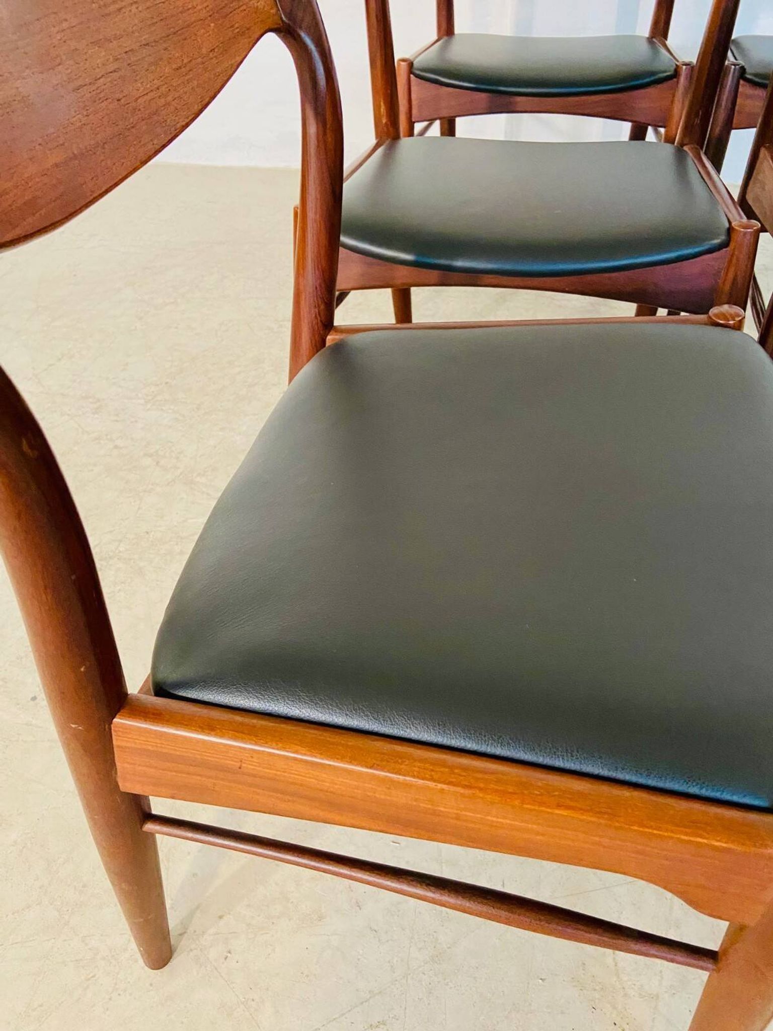 Danish vintage Arne Wahl Iversen teak and leather dining chairs model 26 - 1960s