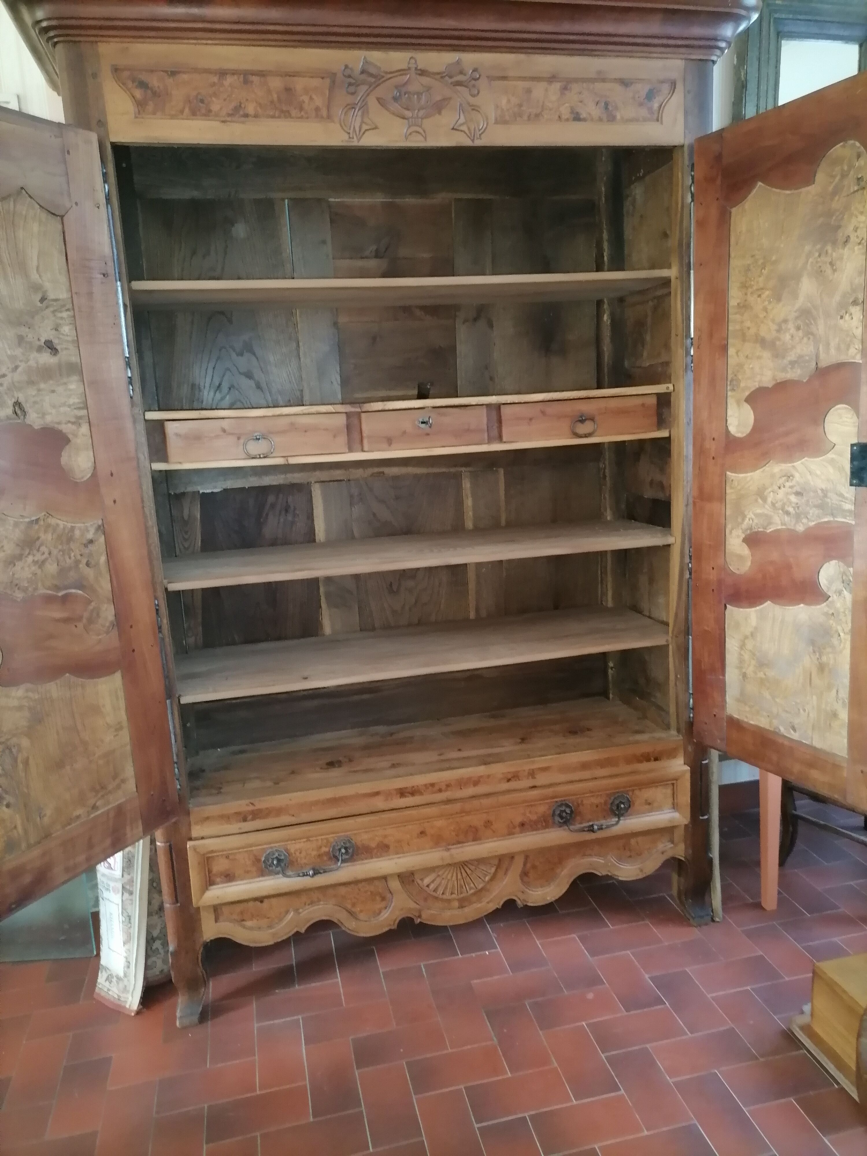 Armoire bressane