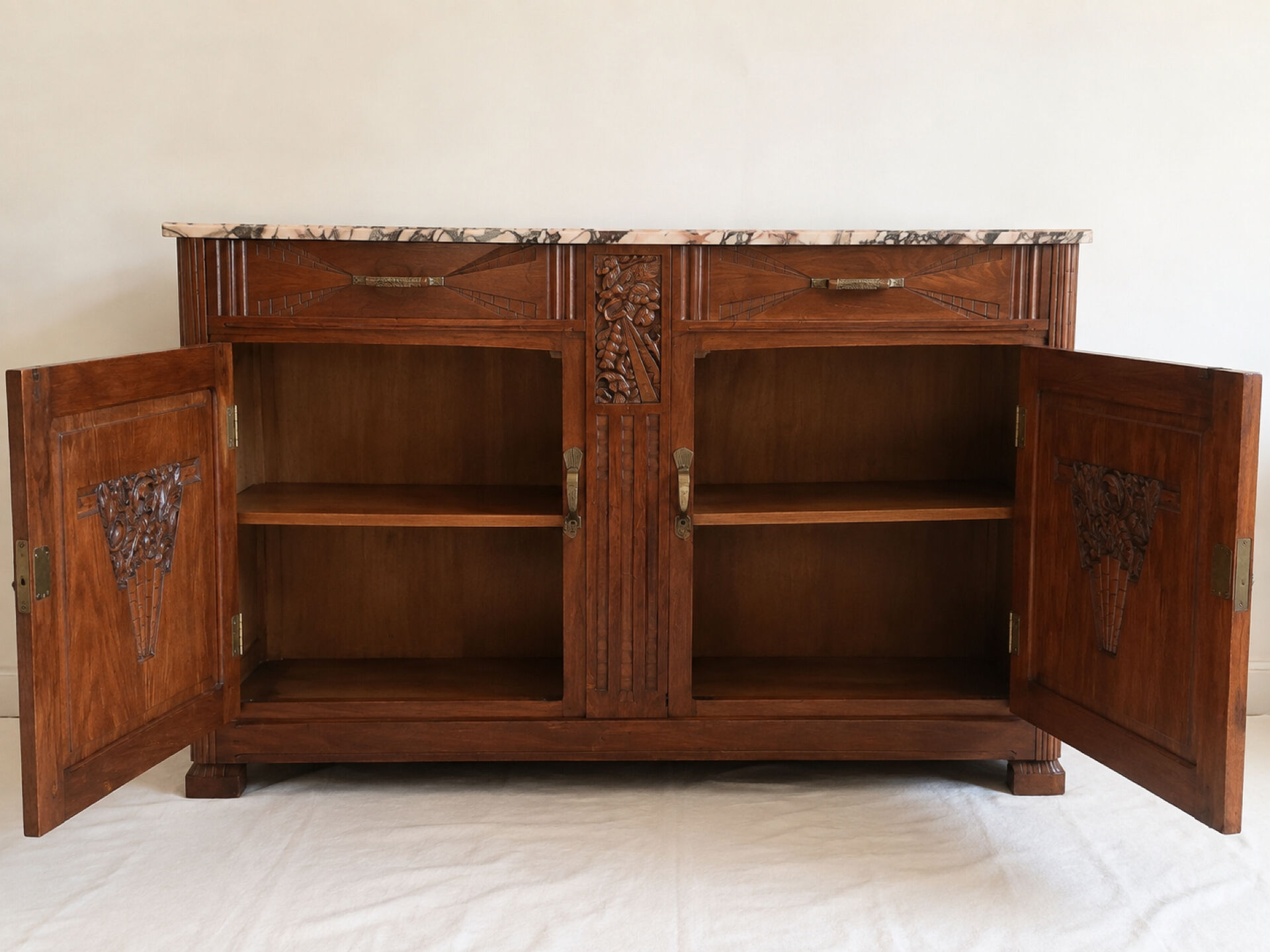 Buffet Art Déco en chêne sculpté et marbre d’origine, années 1930