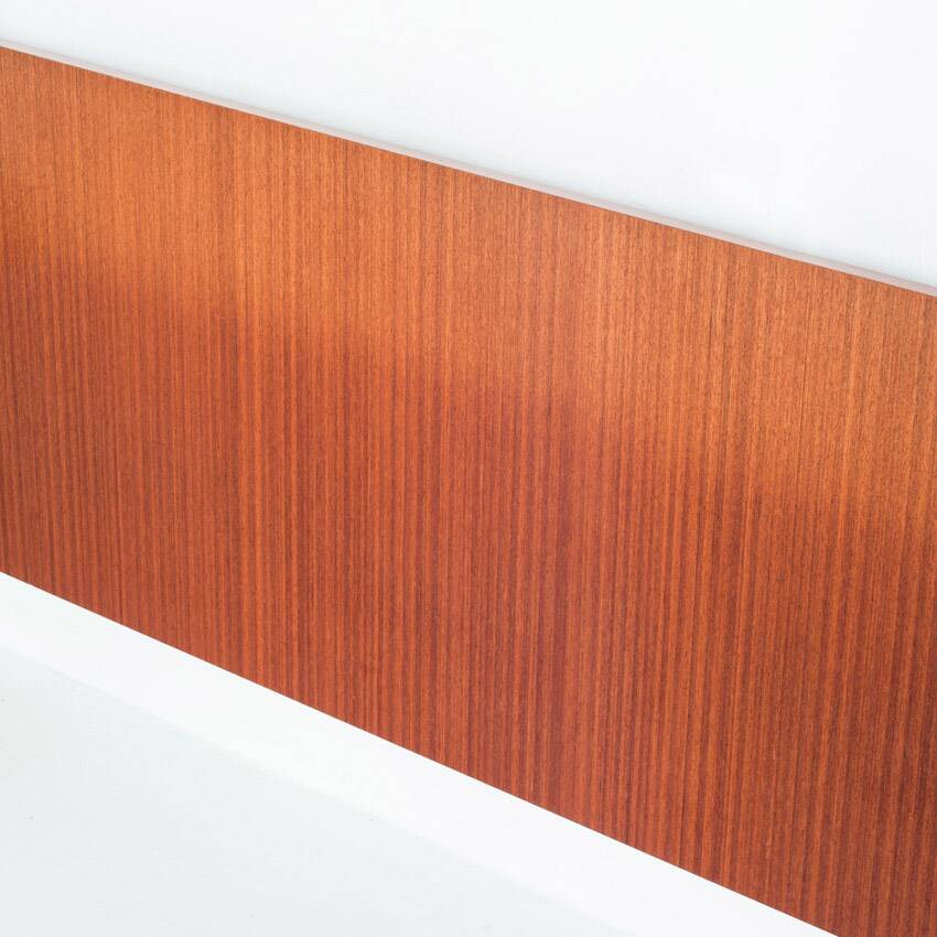 Tête de lit vintage de style scandinave. Deux tables intégrées. France, années 1970.