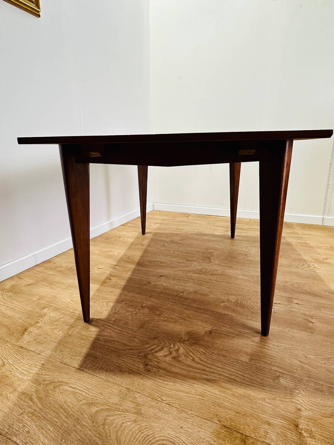 Extendable wooden table