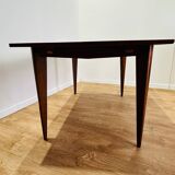 Extendable wooden table