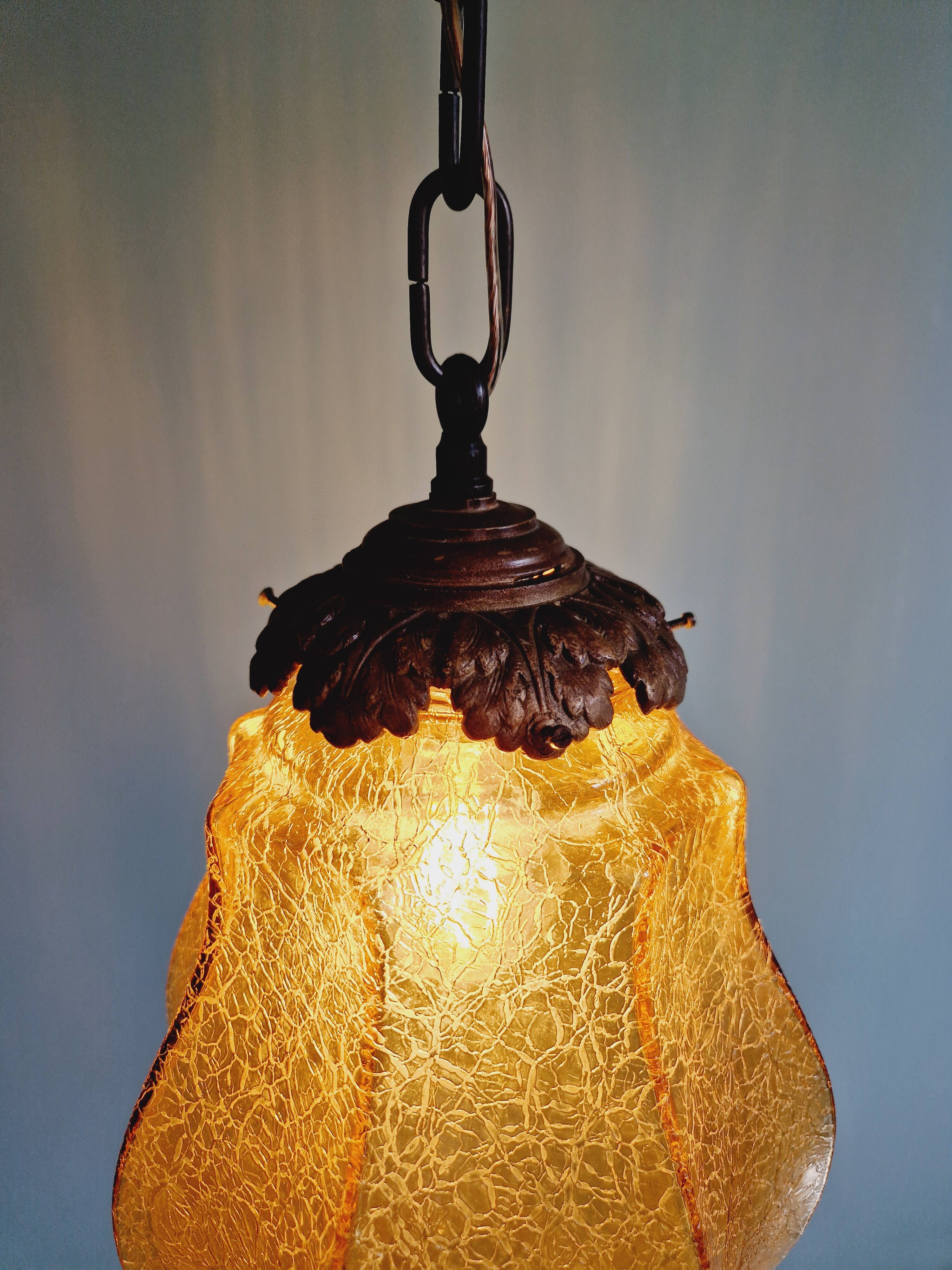 Suspension Art Déco en verre craquelé ambre, années 1920-30