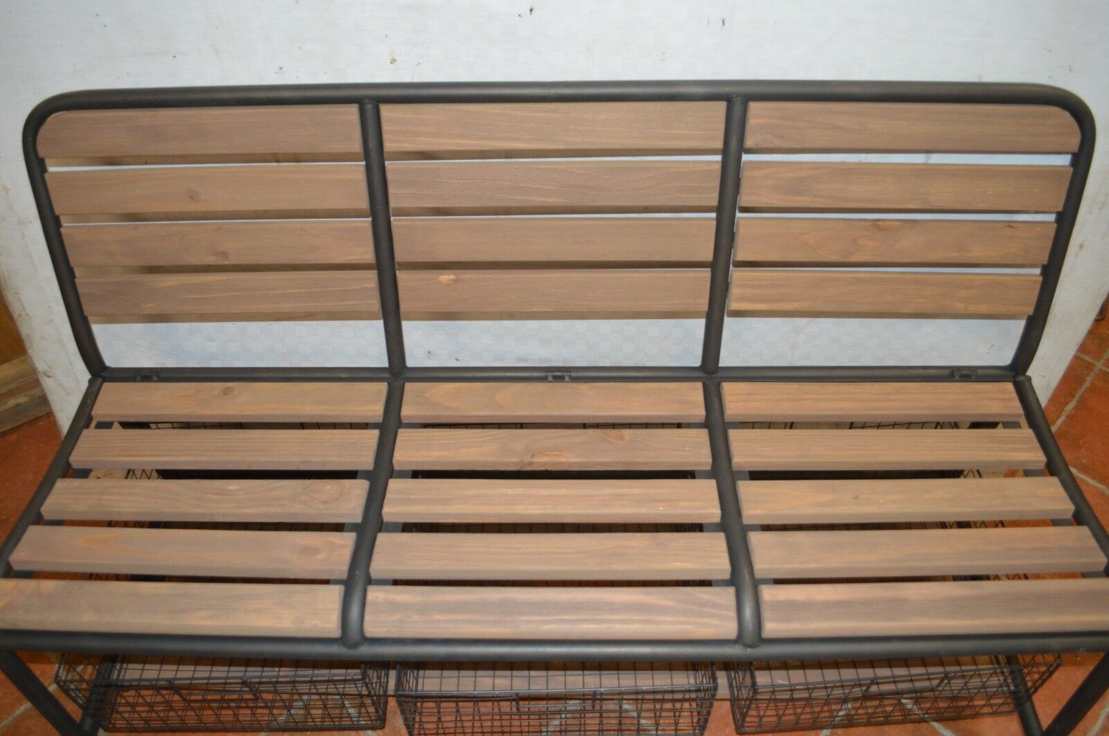 Banc en fer et bois avec des bacs de rangement