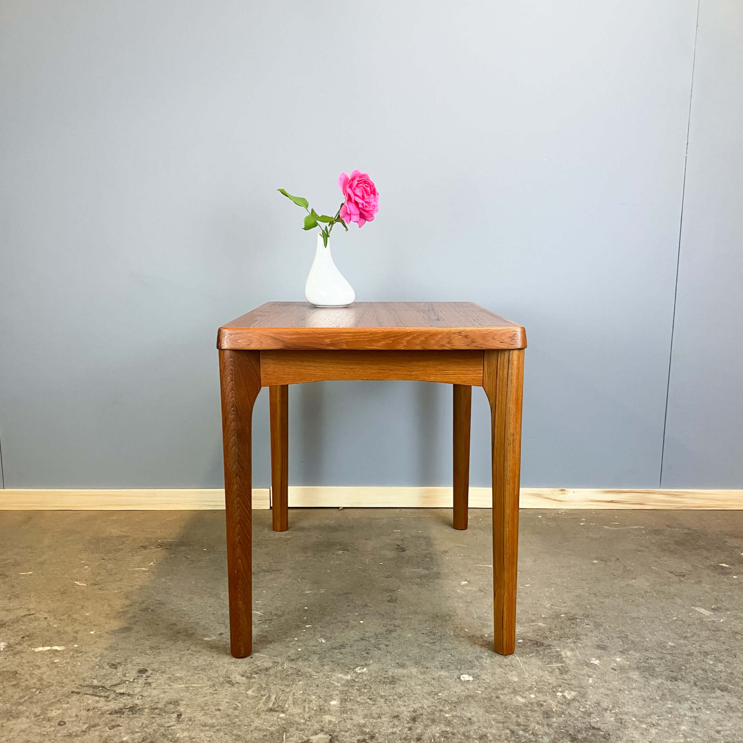Table d'appoint par Henning Kjaernulf pour Vejle Stole- & Møbelfabrik, teck, années 1960.