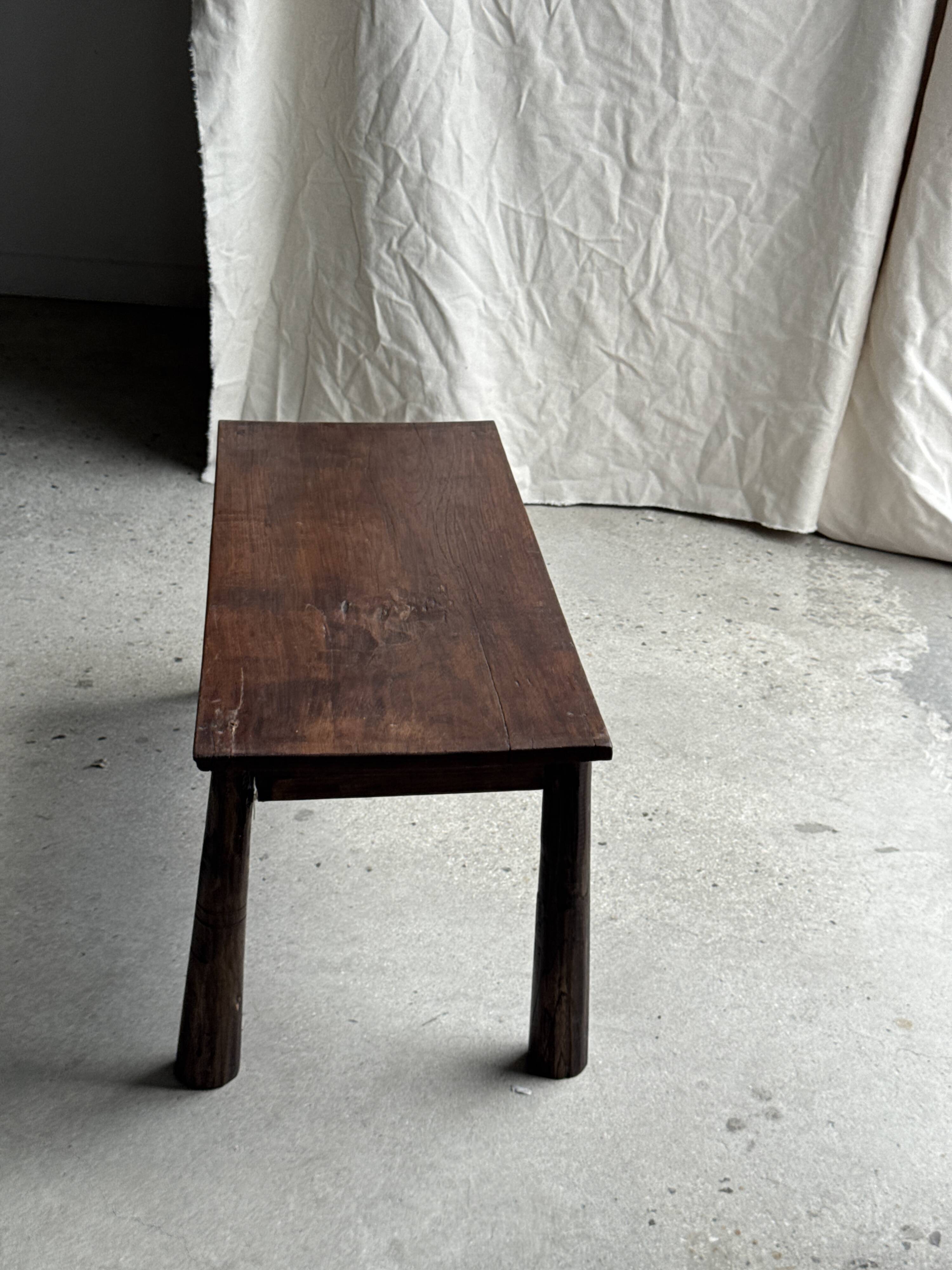 Table basse en teck brun de seconde main indonésienne pieds coniques H37 L8