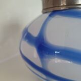 Ancien vase pique fleurs en verre blanc et bleu