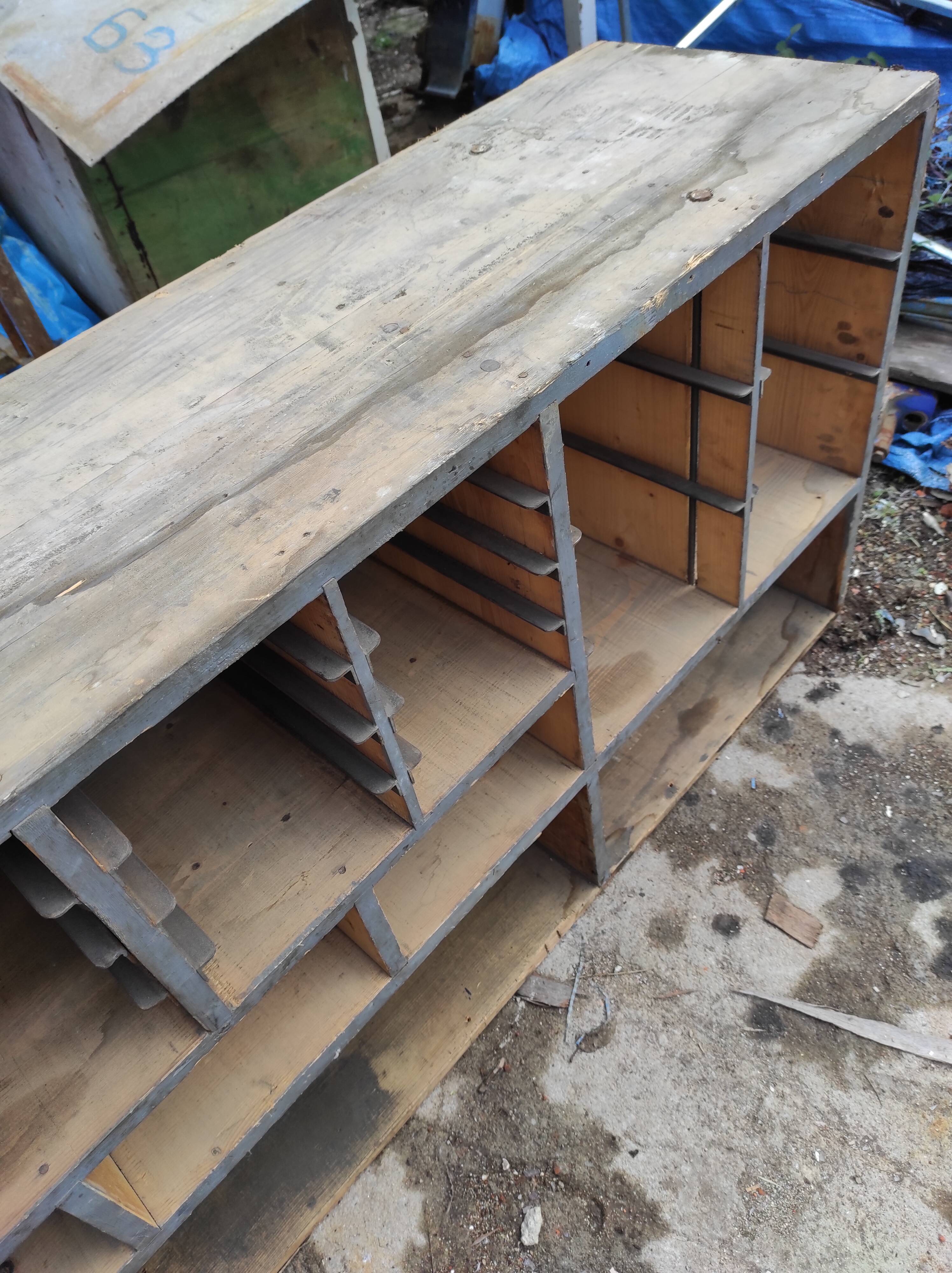 Ancien meuble casier d'atelier industriel en bois de sapin