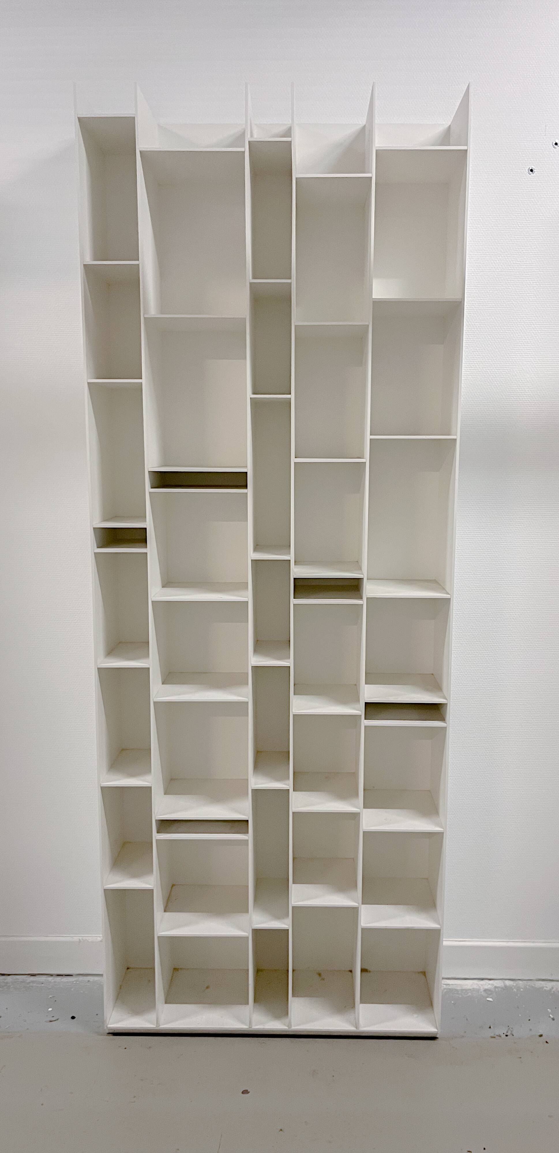 Random bookcase in white wood / W 81 x H 217 cm - MDF Italia