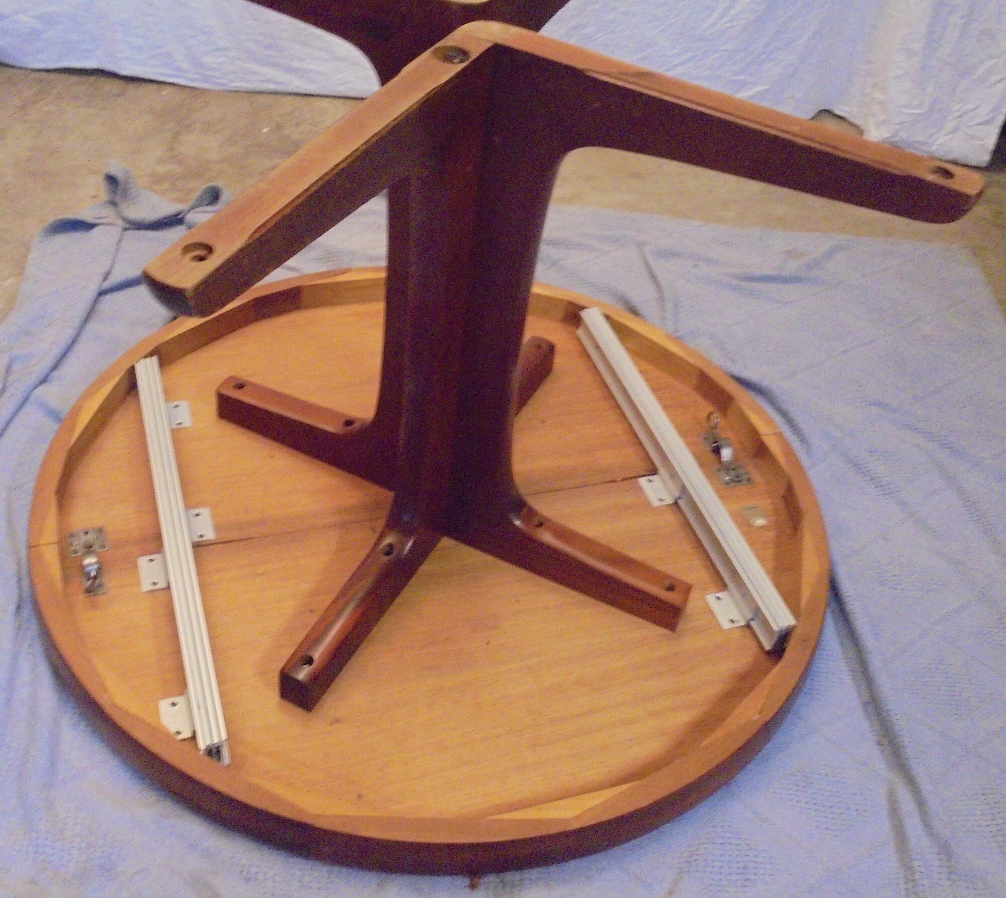 Round dining table with 2 70s extensions