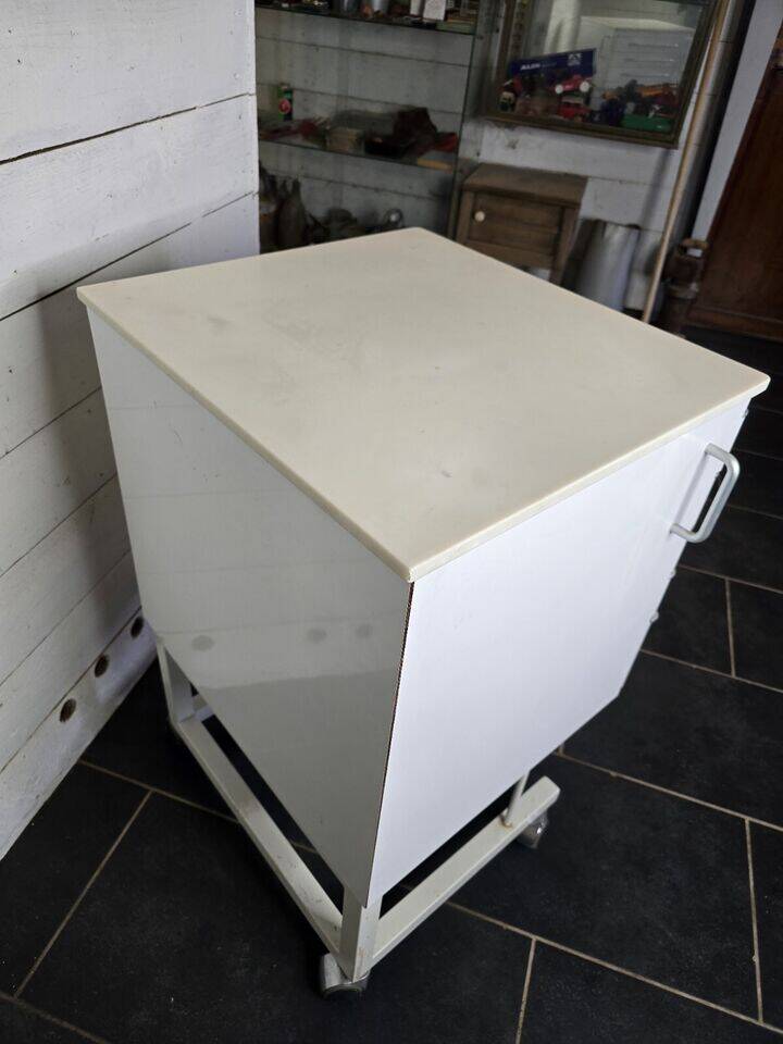 Meuble de dentiste en fer