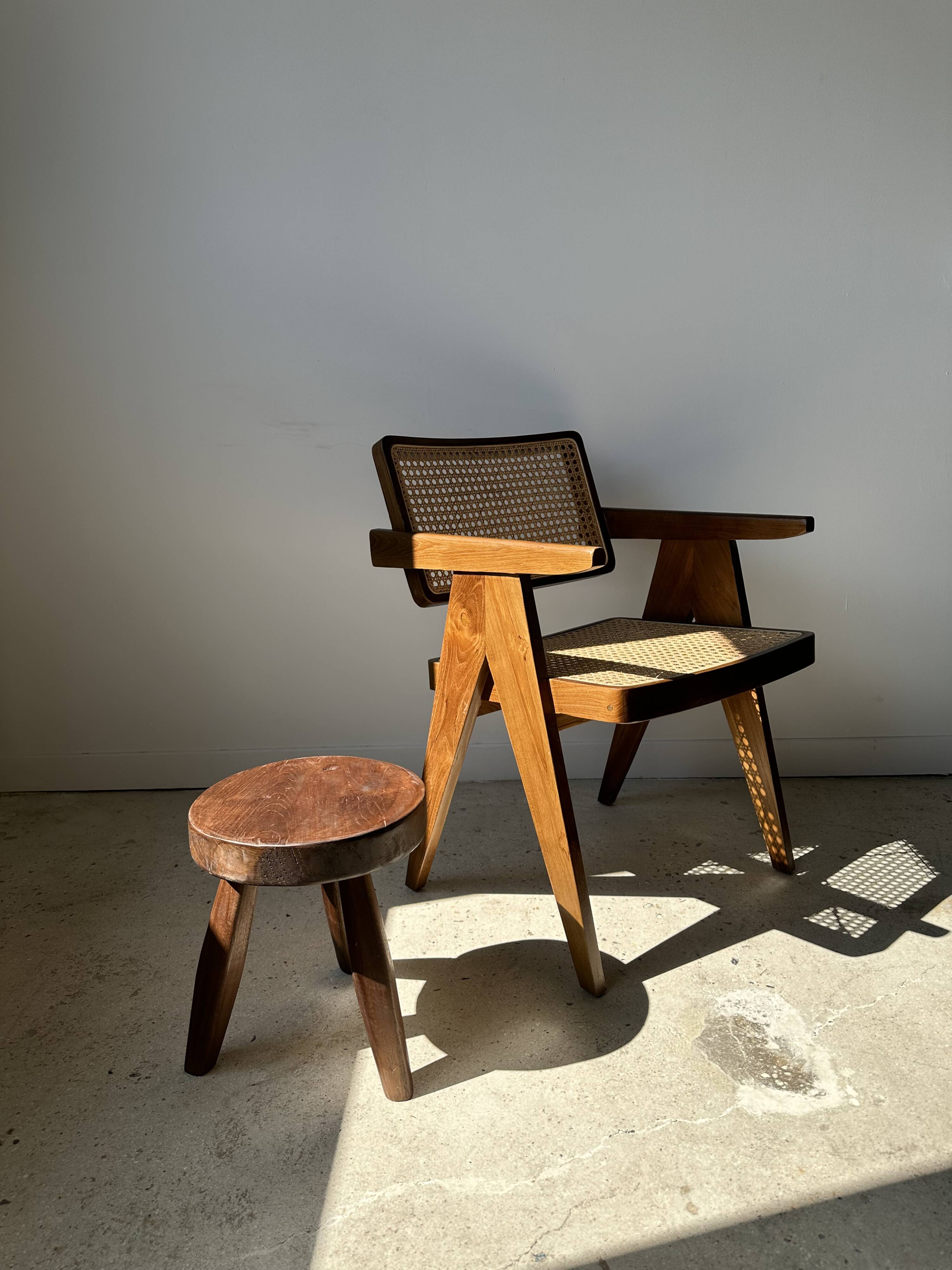 Low flat tripod stool in upcycled teak - Small tripod stool in solid brown wood with a circular seat.