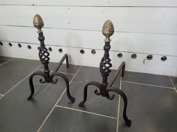 Ancienne paire de chenets en fer forgé avec pomme de pin en laiton