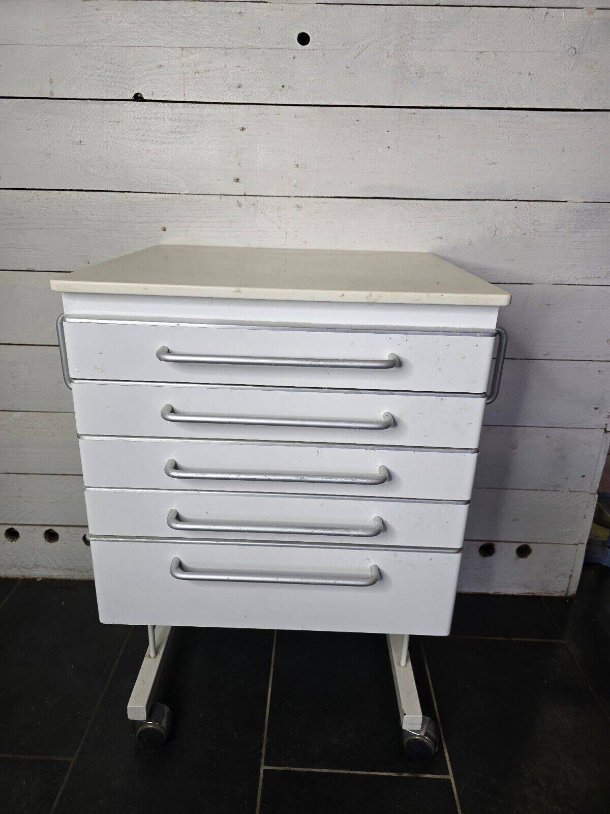 Meuble de dentiste en fer