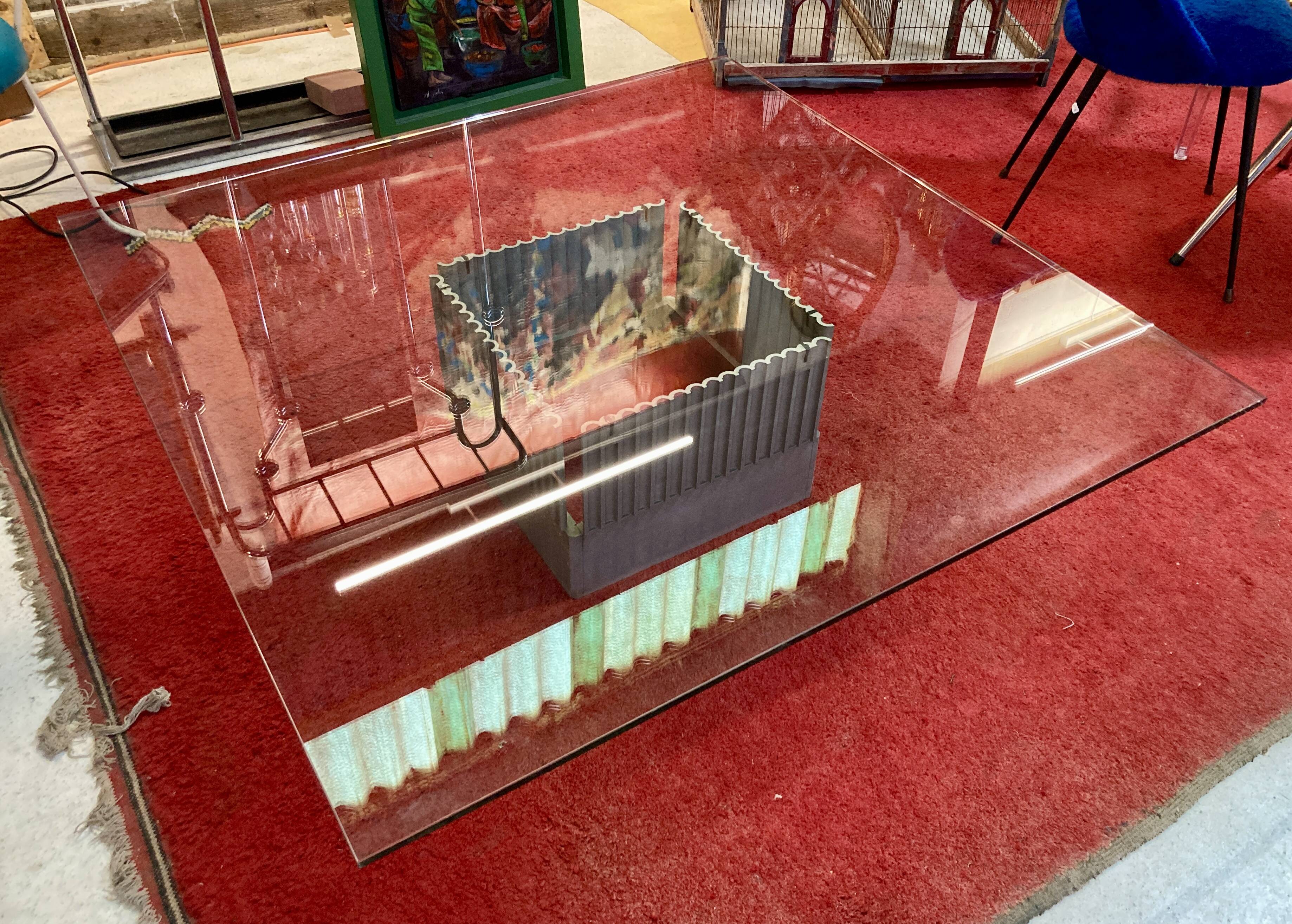 Designer coffee table in metal and glass top (120x120cm)