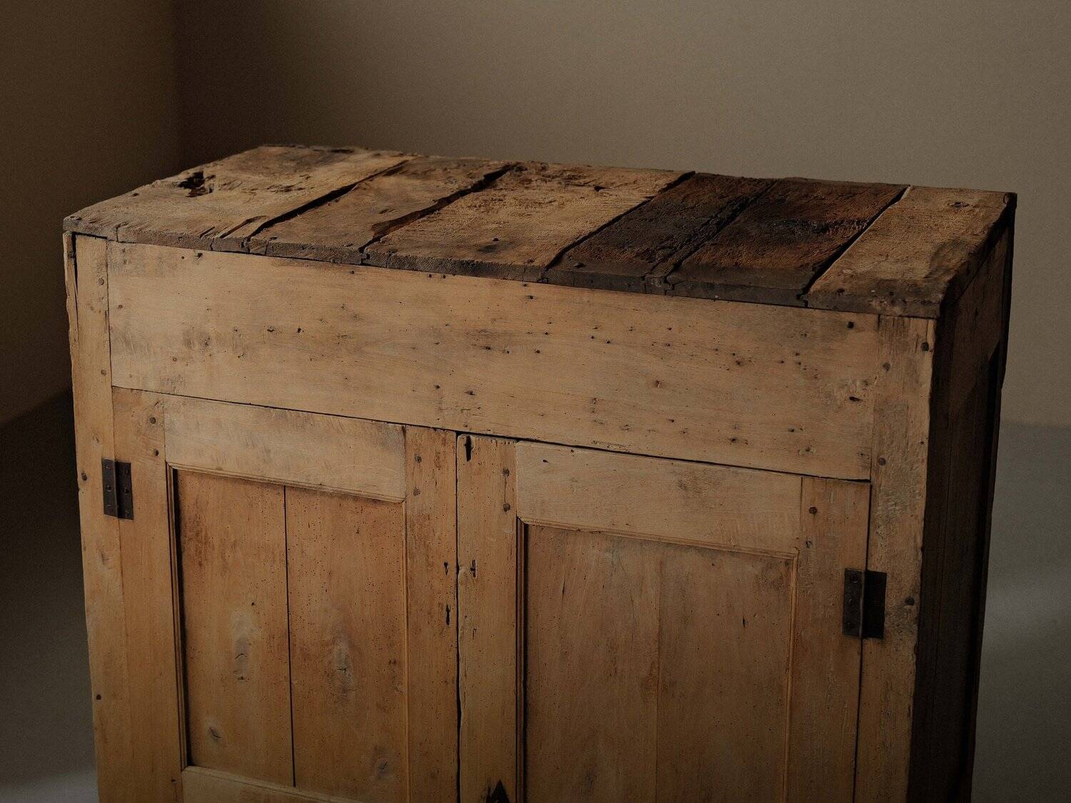 Petit meuble paysan en bois massif, vers 1900