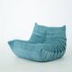 Ensemble de fauteuil et pouf Togo en velours côtelé bleu clair.