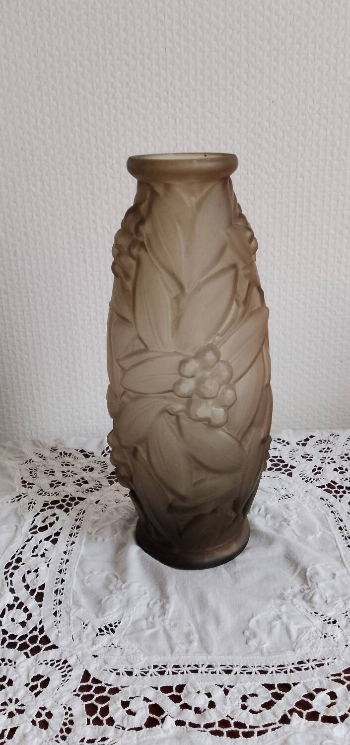 Espaivet vase "foliage and berries" art deco.