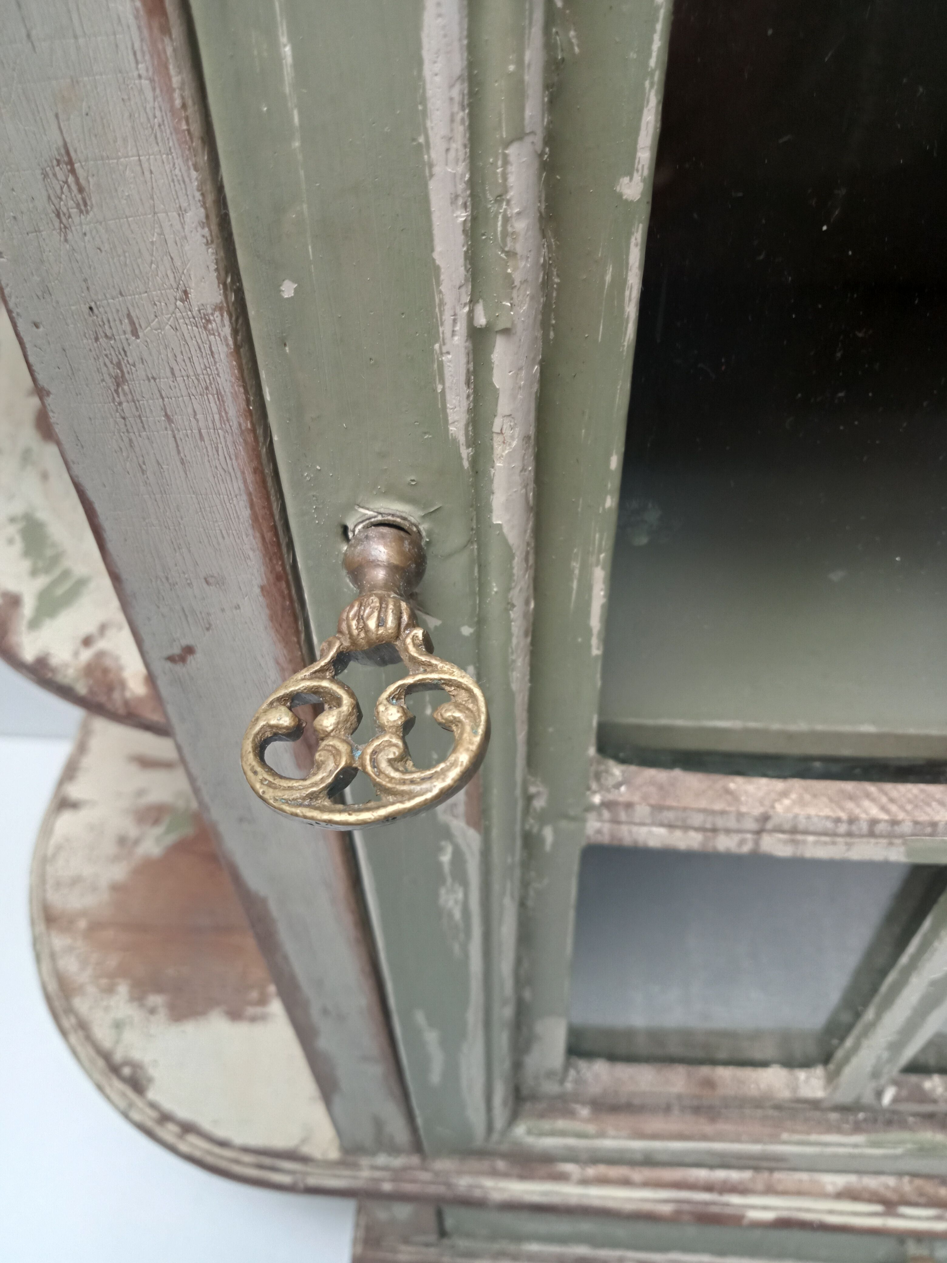 Old showcase to install or hang