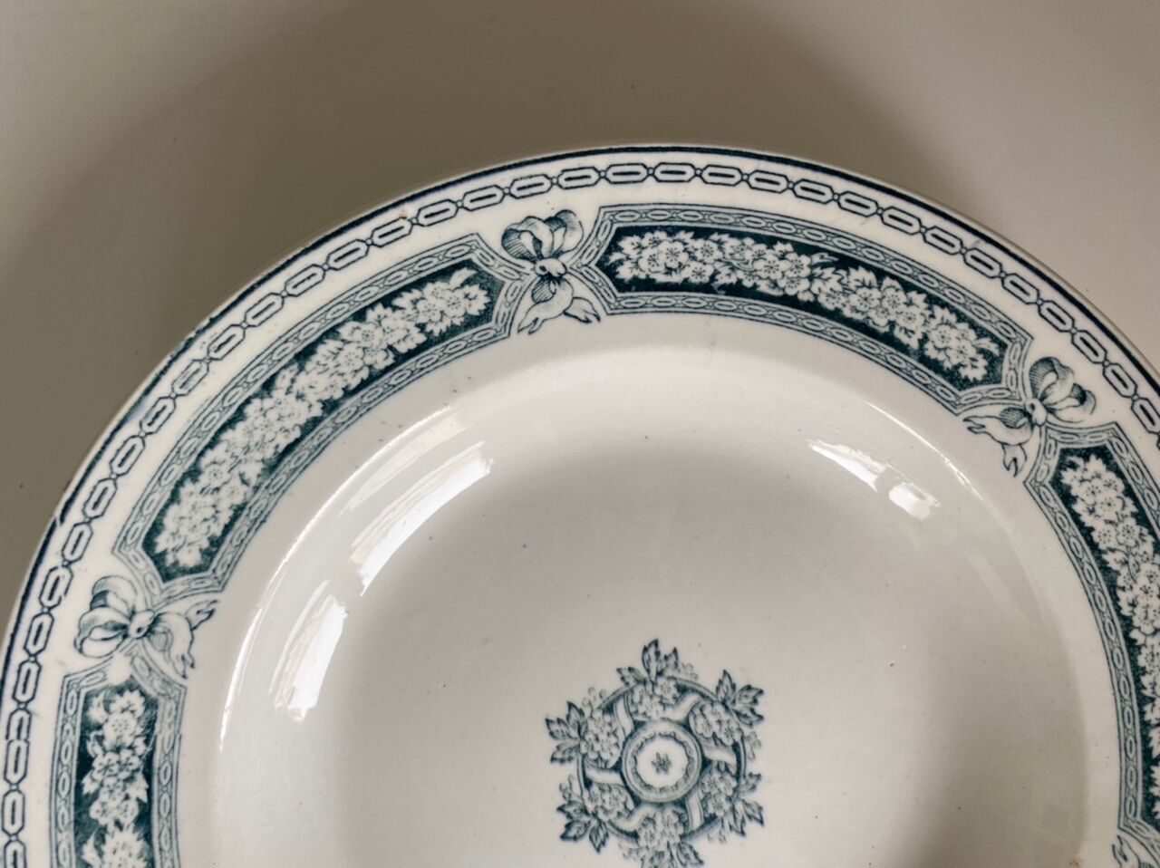 Assiette creuse en terre de fer