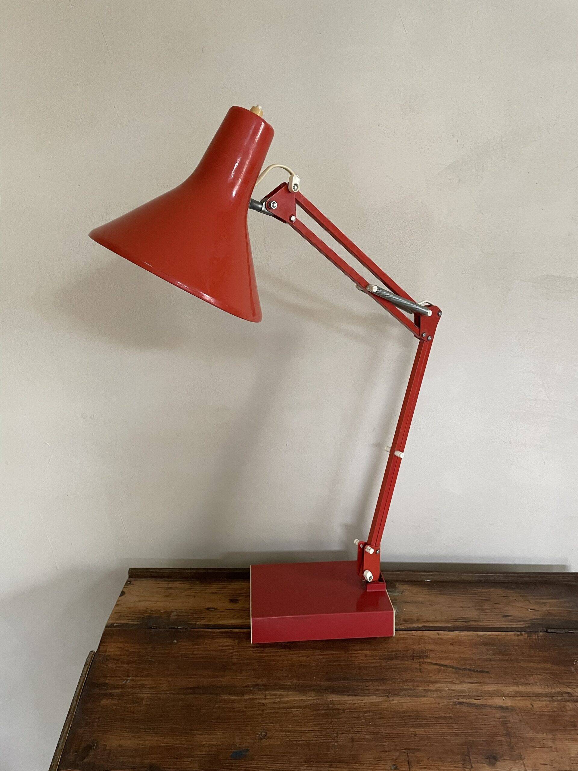 Articulated architect's lamp