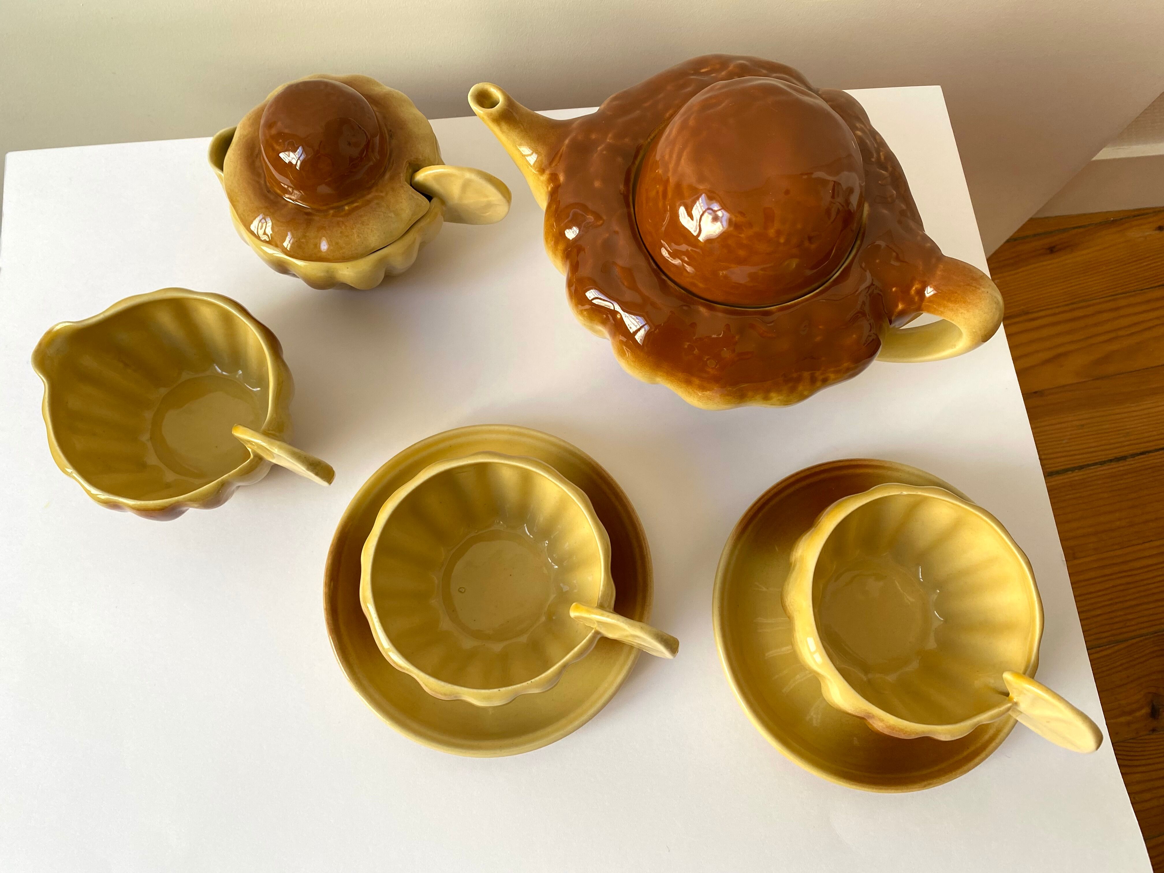 Ceramic teapot and tea cups shape lemon brioche 80s vintage