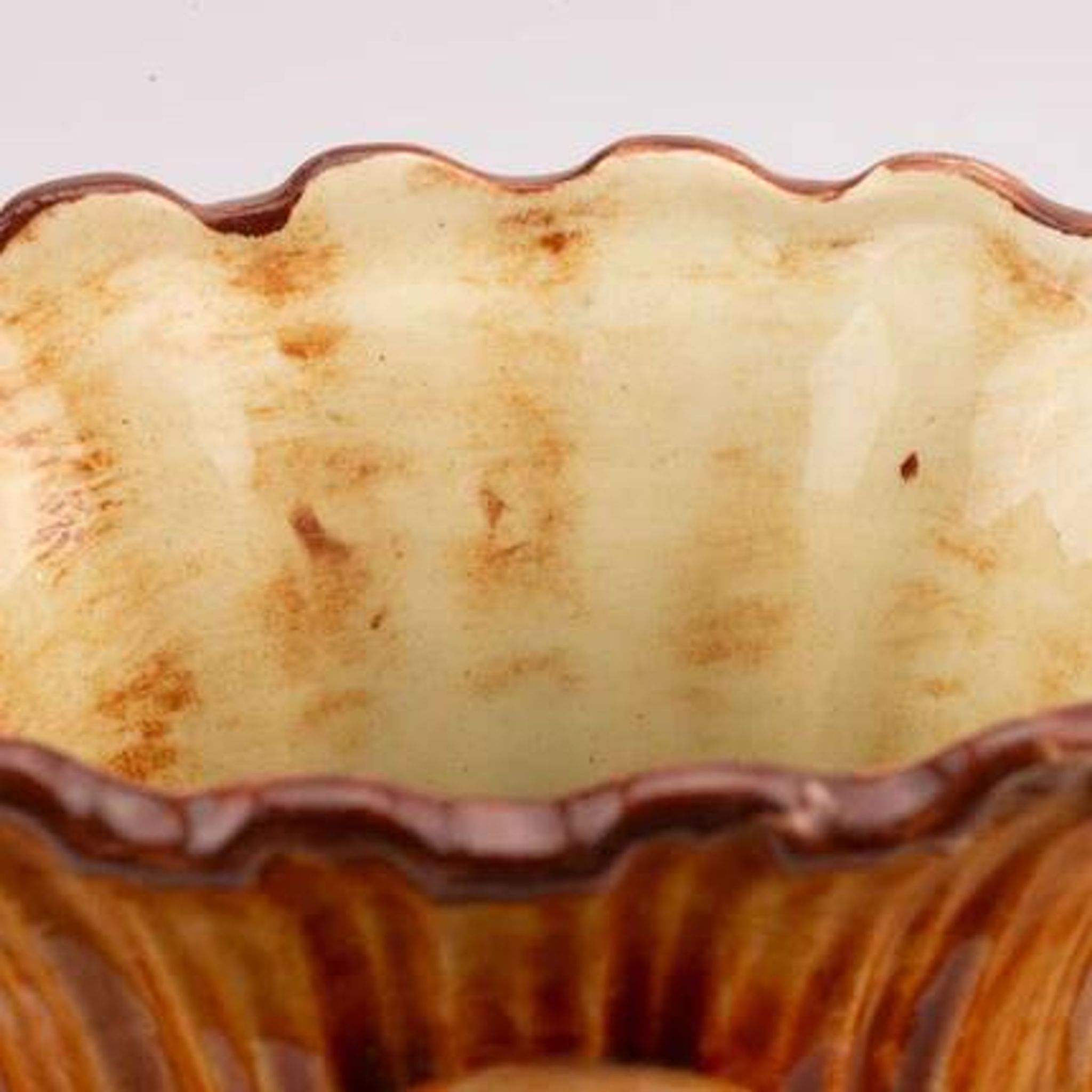 Sublime Capodimonte vase with white and yellow floral patterns.
