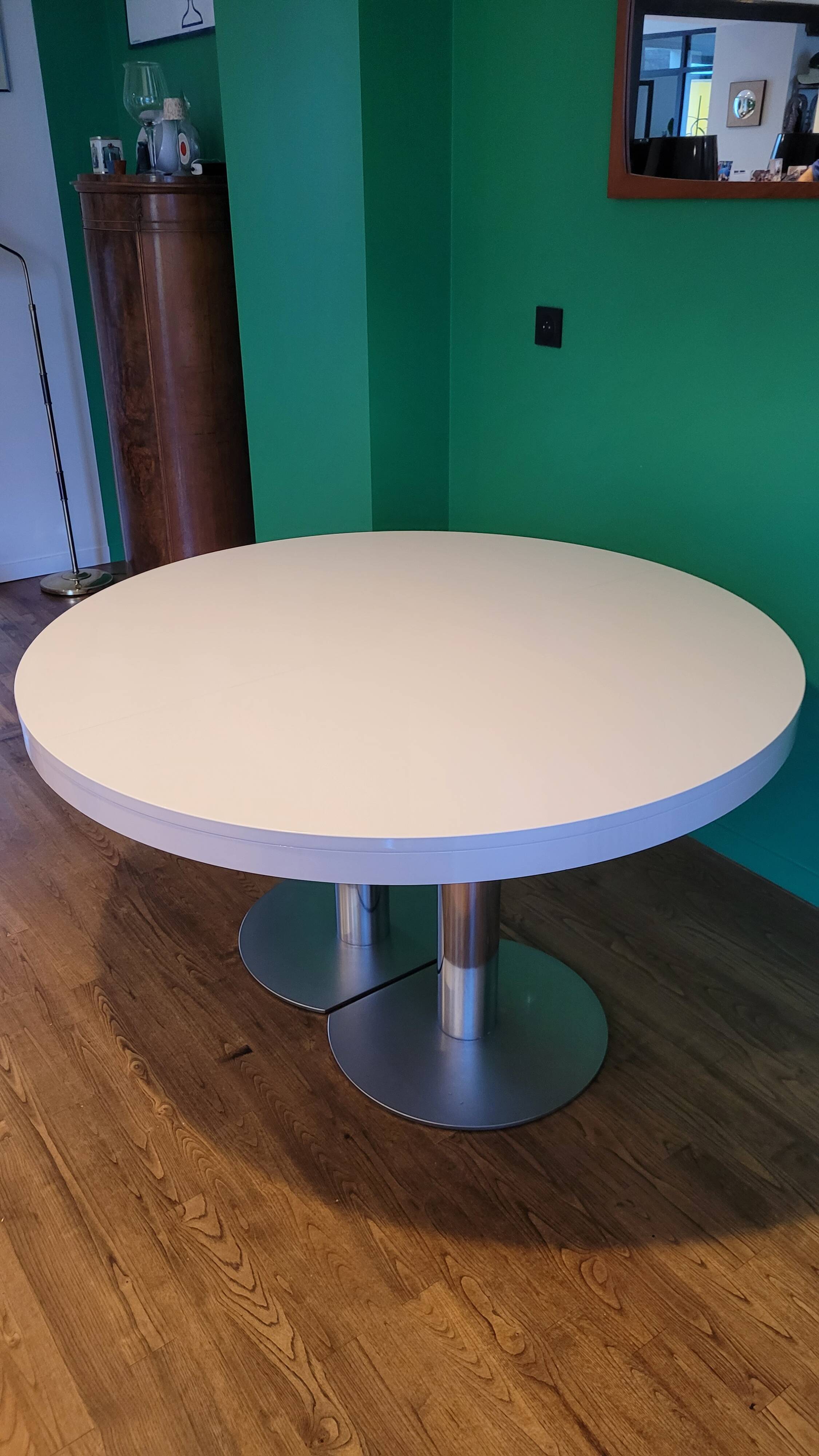 Ligne Roset table in glossy white lacquer, chrome legs, 2 extensions.