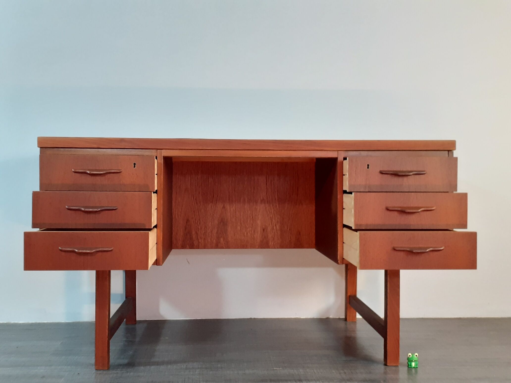 Small danish vintage desk in 1960s teck
