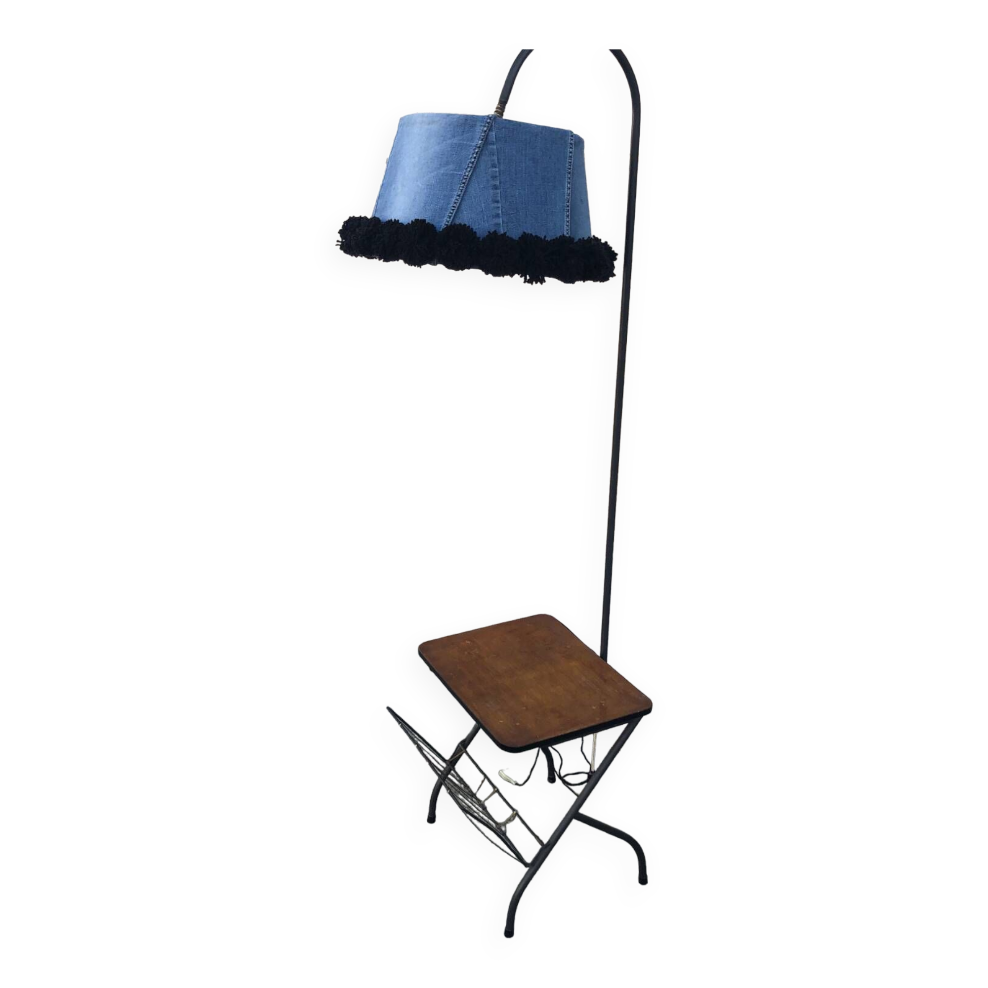 Reading light with scoubidou magazine holder
