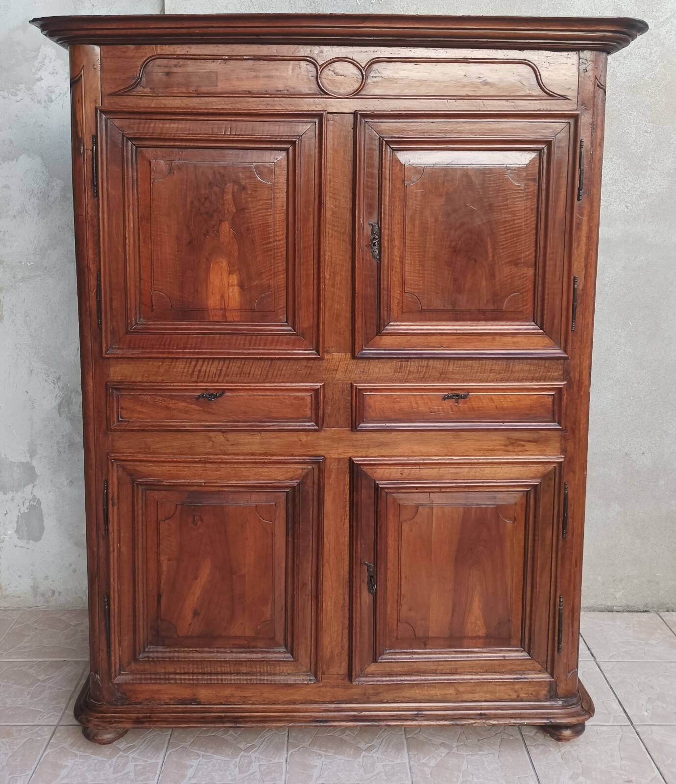 Louis XIV walnut buffet with 4 doors from the 18th century.
