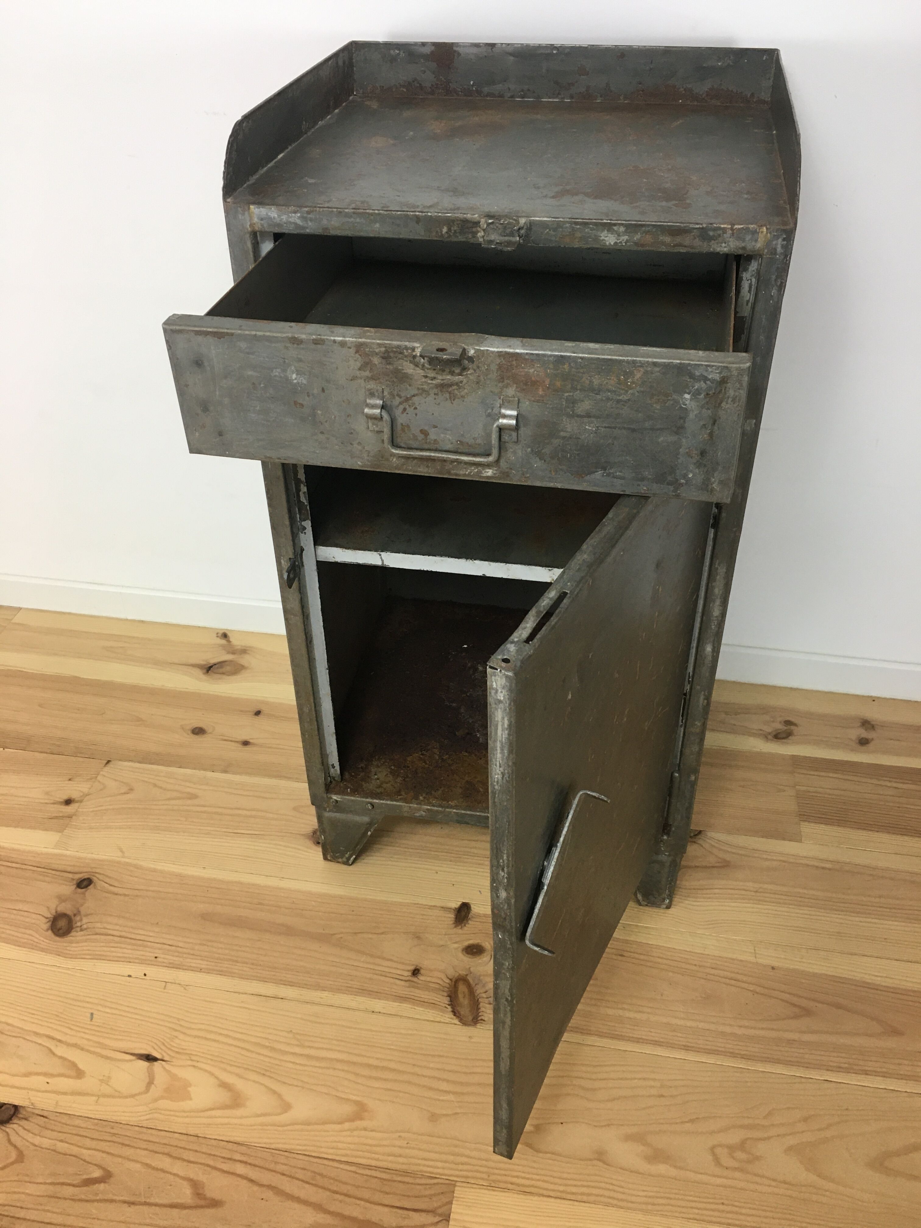 Meuble d'atelier desserte industrielle