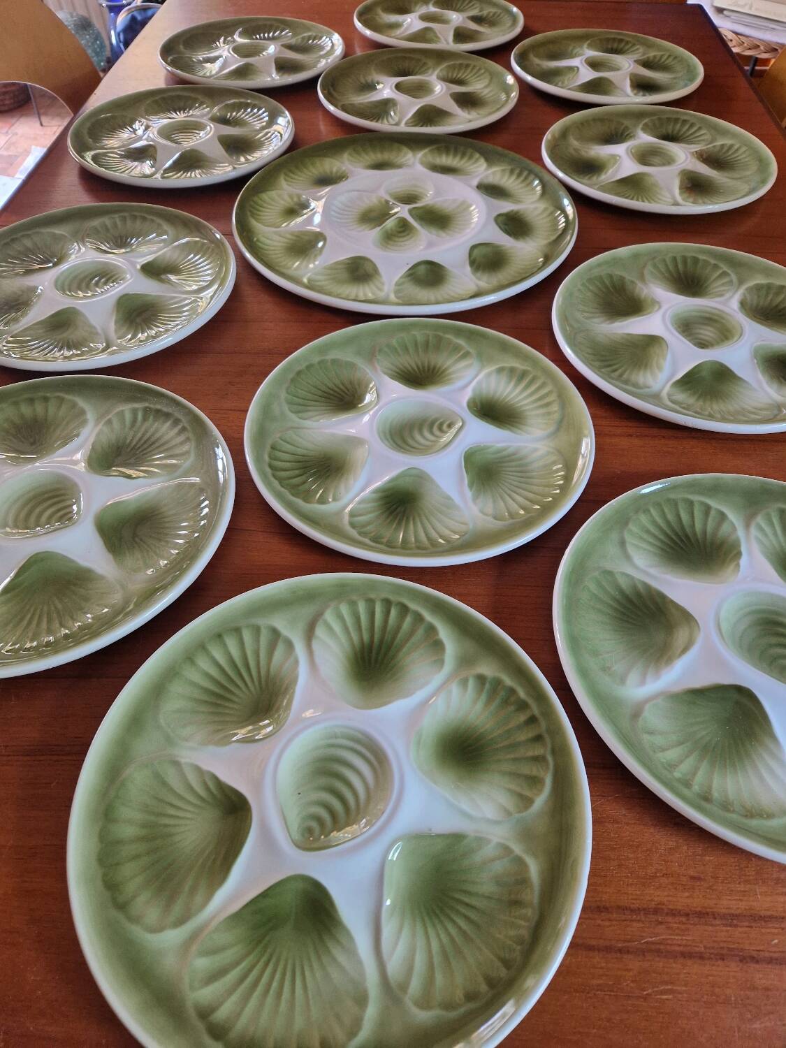 Vintage oyster service Moulin des Loups Orchies barbotine, 12 plates