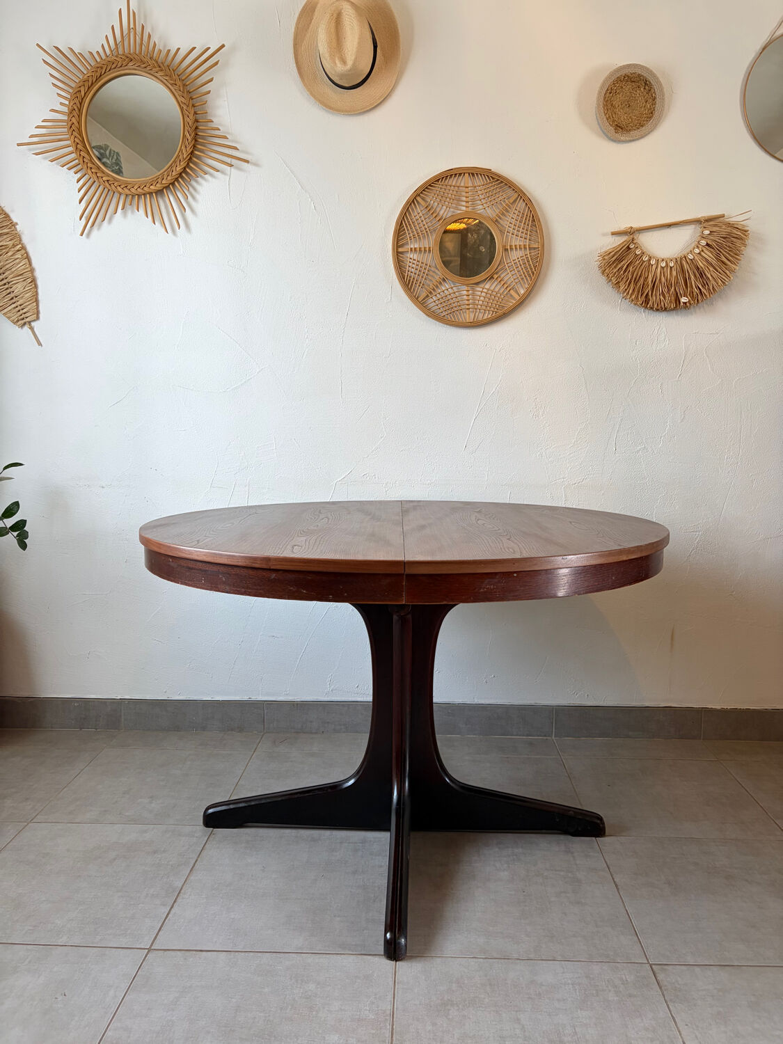 Vintage extendable Baumann round table