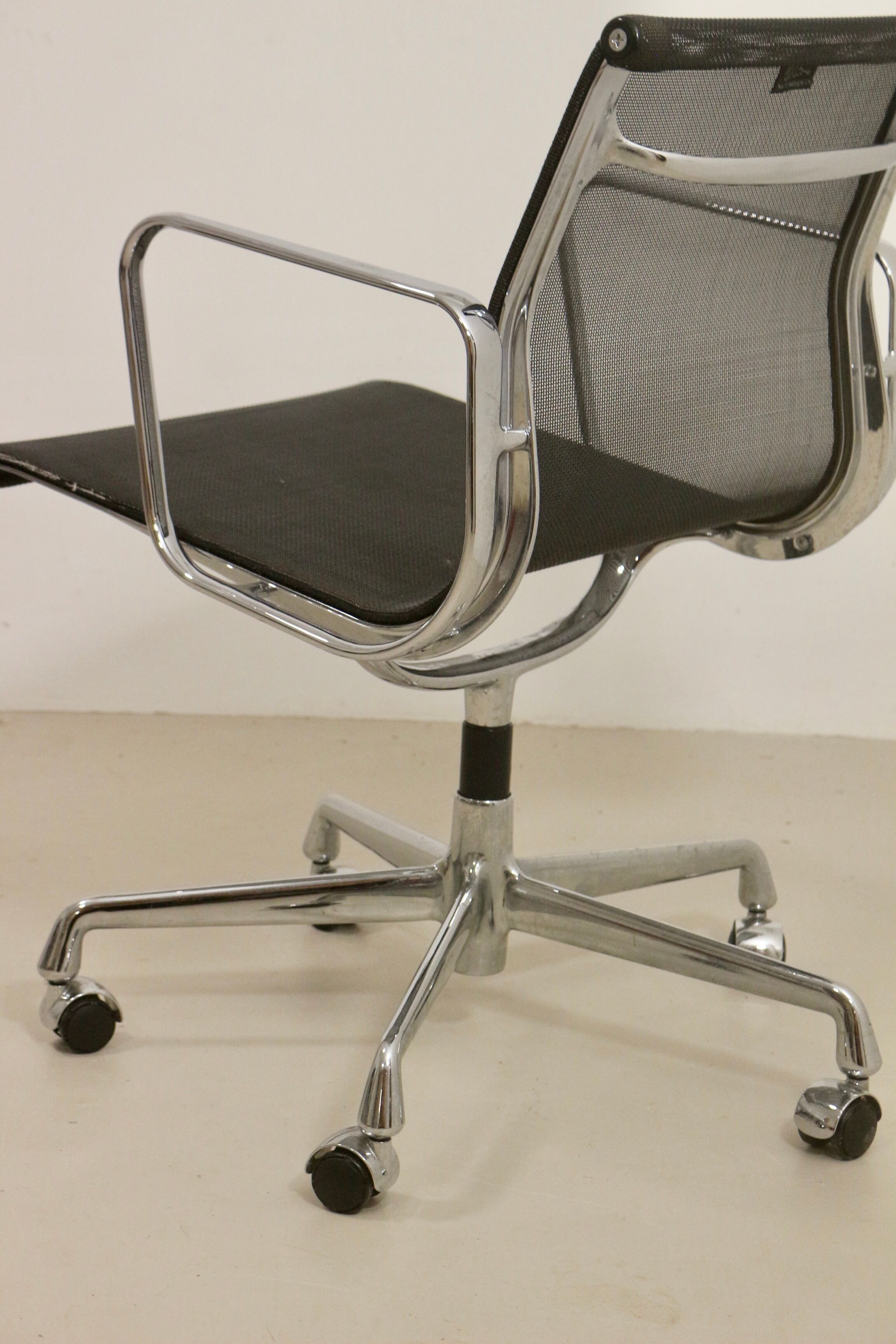 Set of 8 Charles and Ray Eames armchairs by Vitra model EA 117