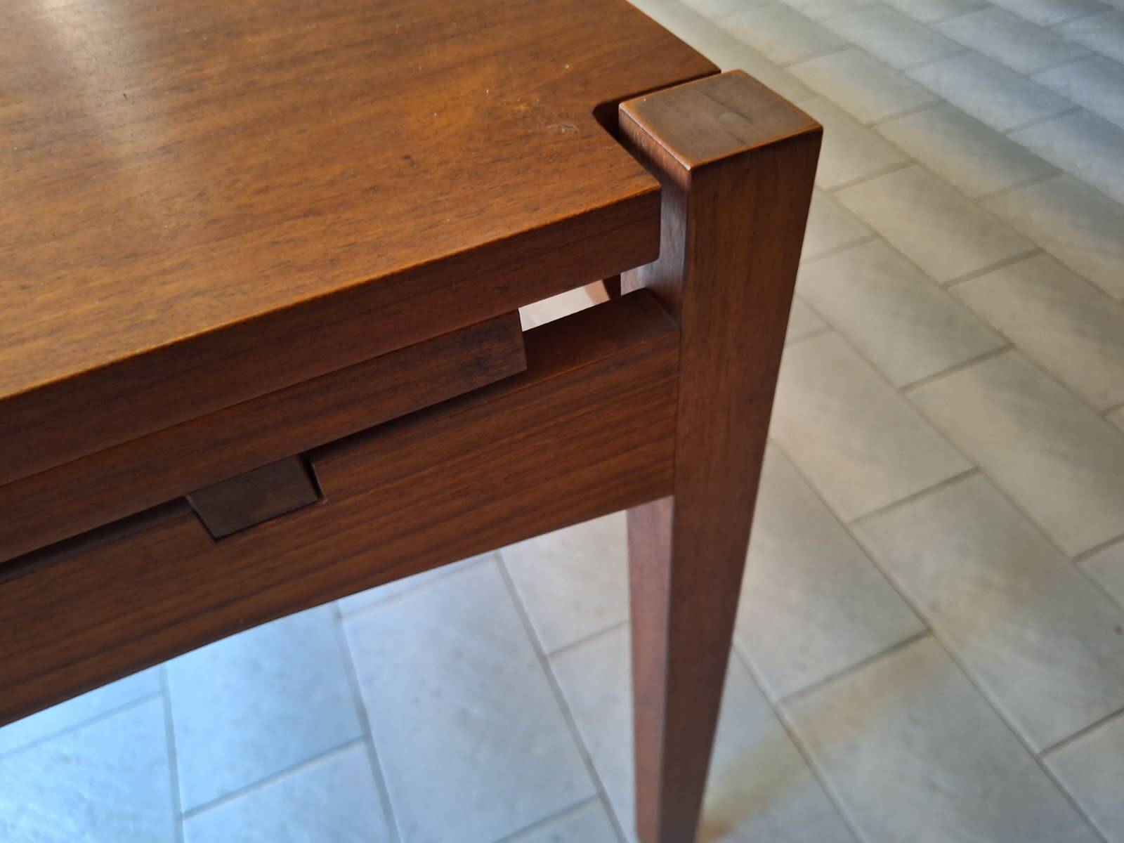 Extendable Scandinavian table — 140 to 236 cm — very good condition