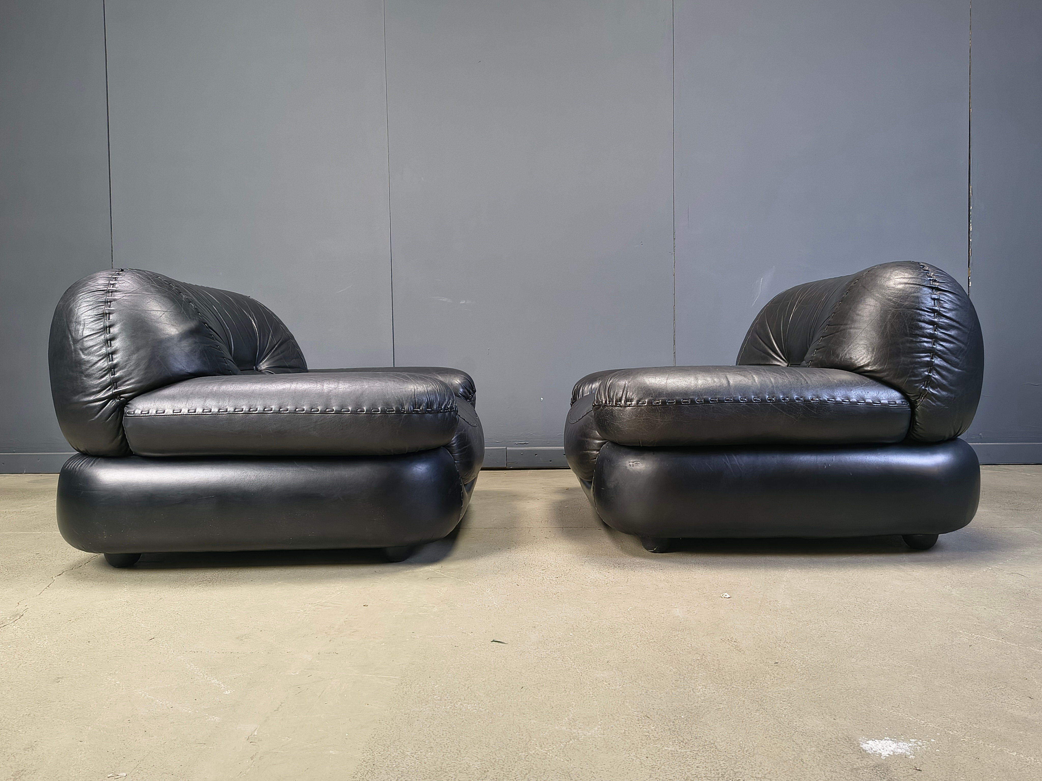 Set of black leather lounge chairs by Sapporo for Mobil Girgi, 1970s