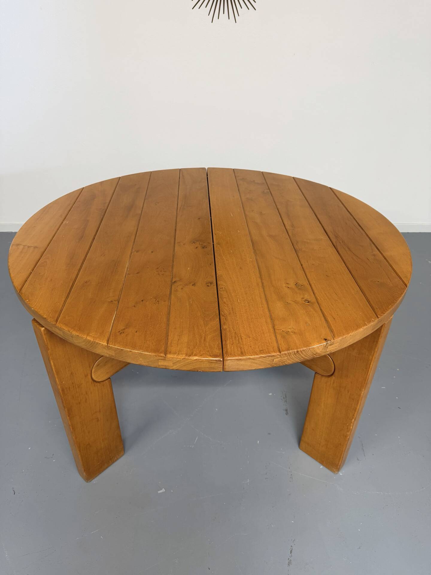 Extendable round table Maison Regain in solid elm, 1970s design.